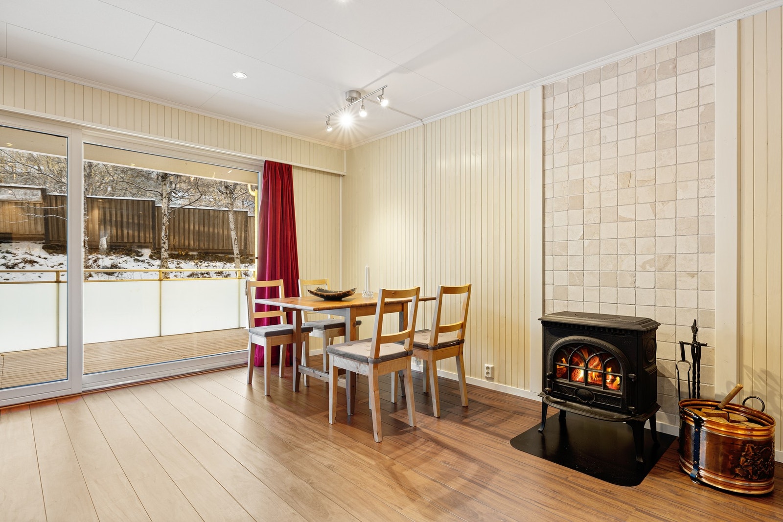 Til oppvarming er det vedfyring og elektrisk varme Galleribilde