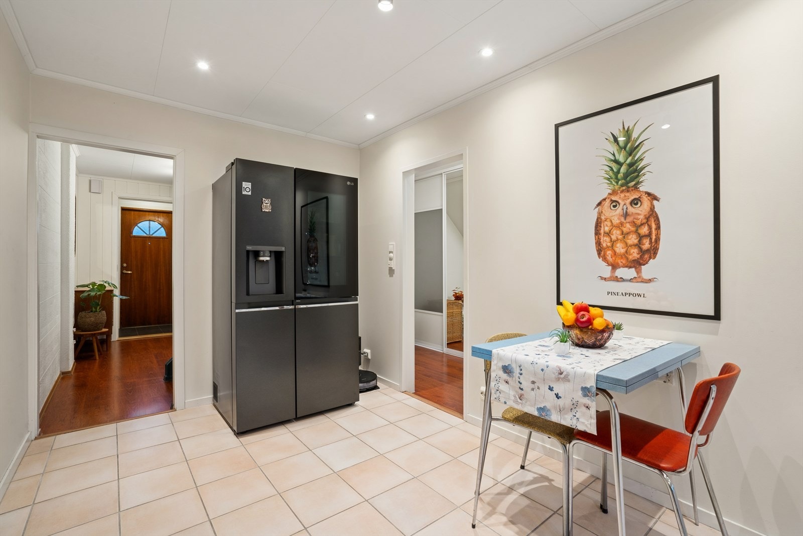 I himlingen er det innfelte downlights som gir jevn og god belysning. Galleribilde