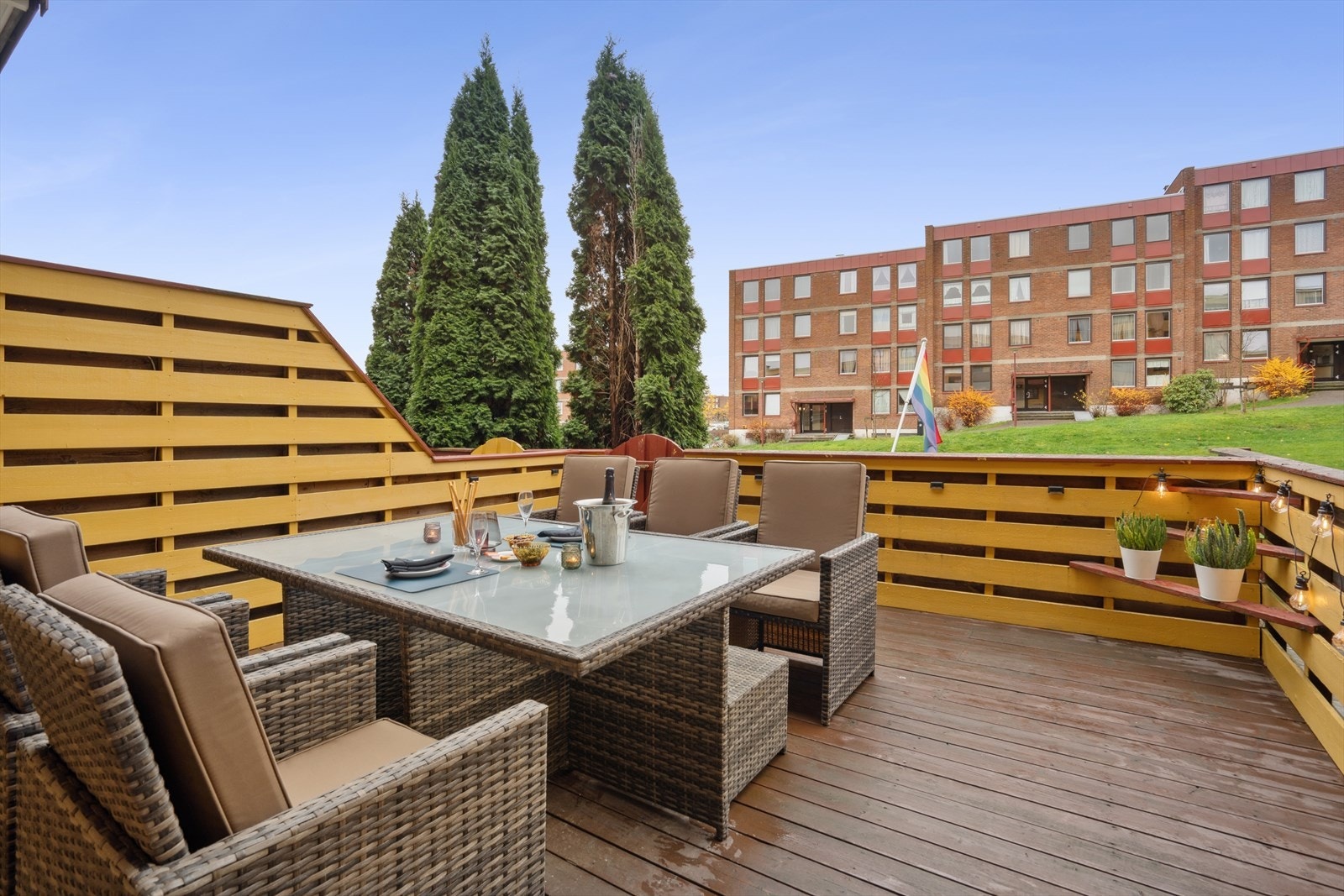 En innbydende 4-roms leilighet beliggende i barnevennlige omgivelser, med kort avstand til servicefasiliteter og offentlig kommunikasjon. Galleribilde