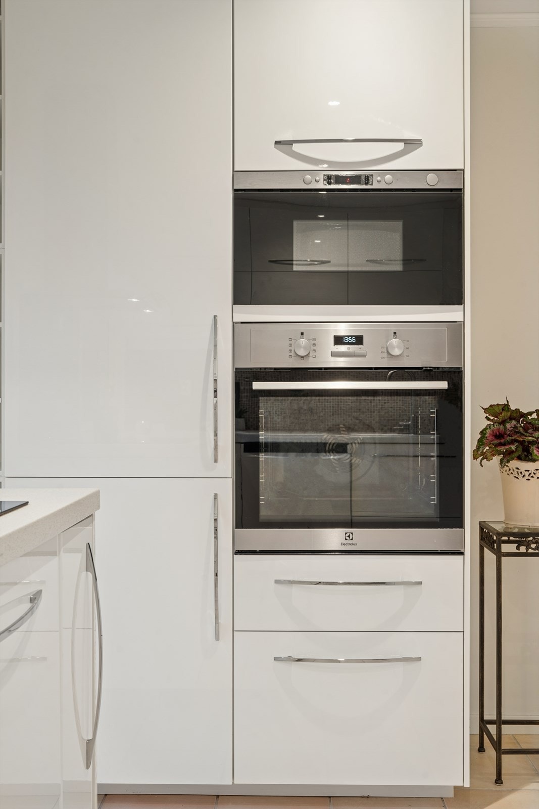 Av hvitevarer finnes et frittstående side-by-side kjøleskap og fryseskap, i tillegg til integrert mikrobølgeovn, stekeovn, platetopp og oppvaskmaskin. Galleribilde