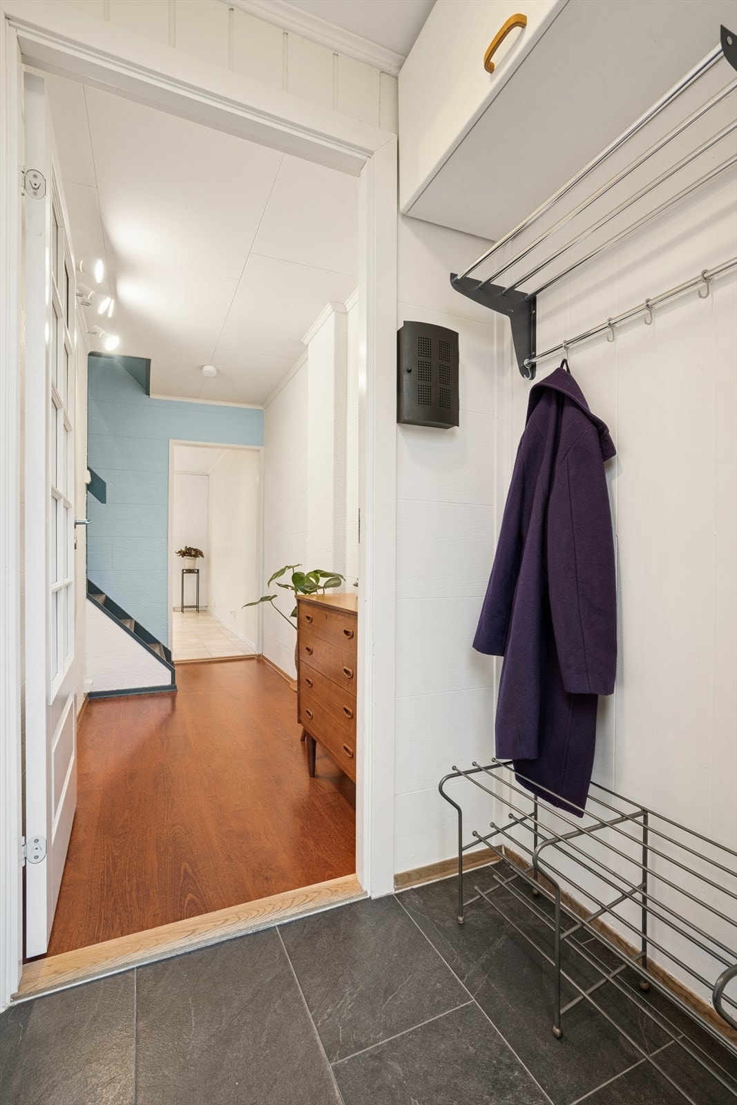 I entréen er det god plass til å parkere skoene og henge fra seg yttertøyet på veggen. Galleribilde