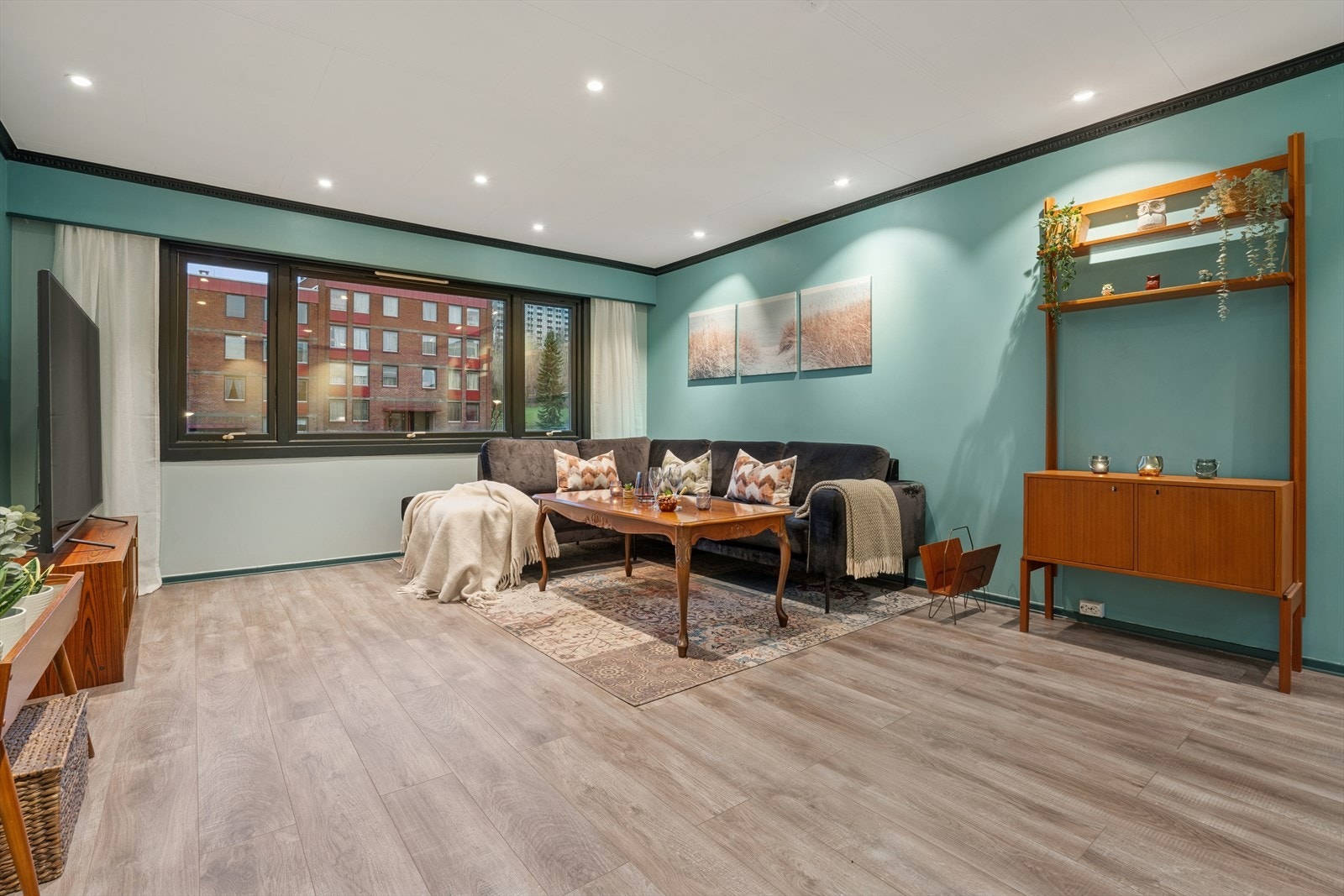 Her er det store vindusflater som slipper inn godt med naturlig lys og gir rommet en lys og luftig følelse. Veggene i stuen ble nymalt i 2022. Galleribilde