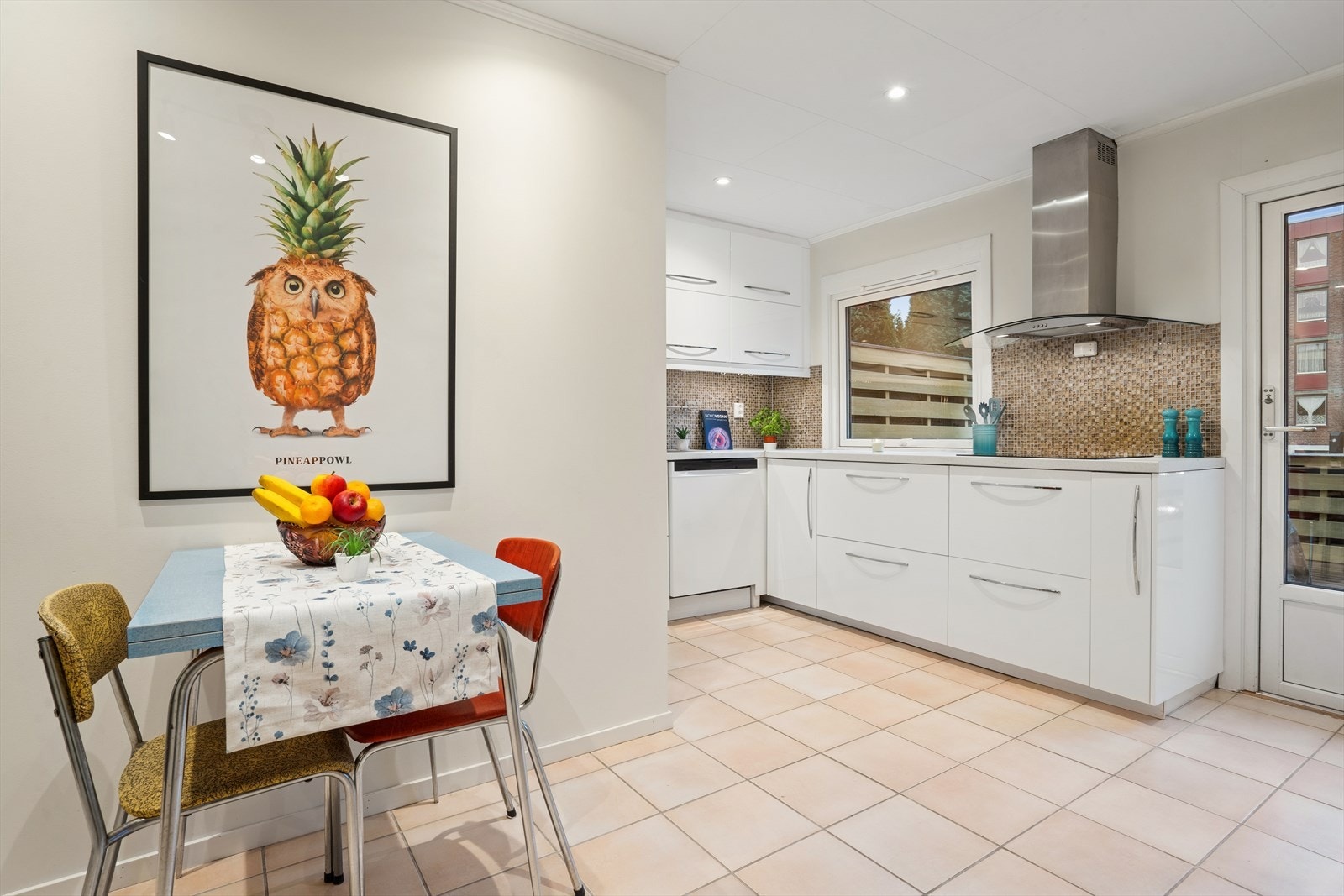 Kjøkkenet er innredet i en praktisk form og har godt med skap- og benkeplass. Galleribilde