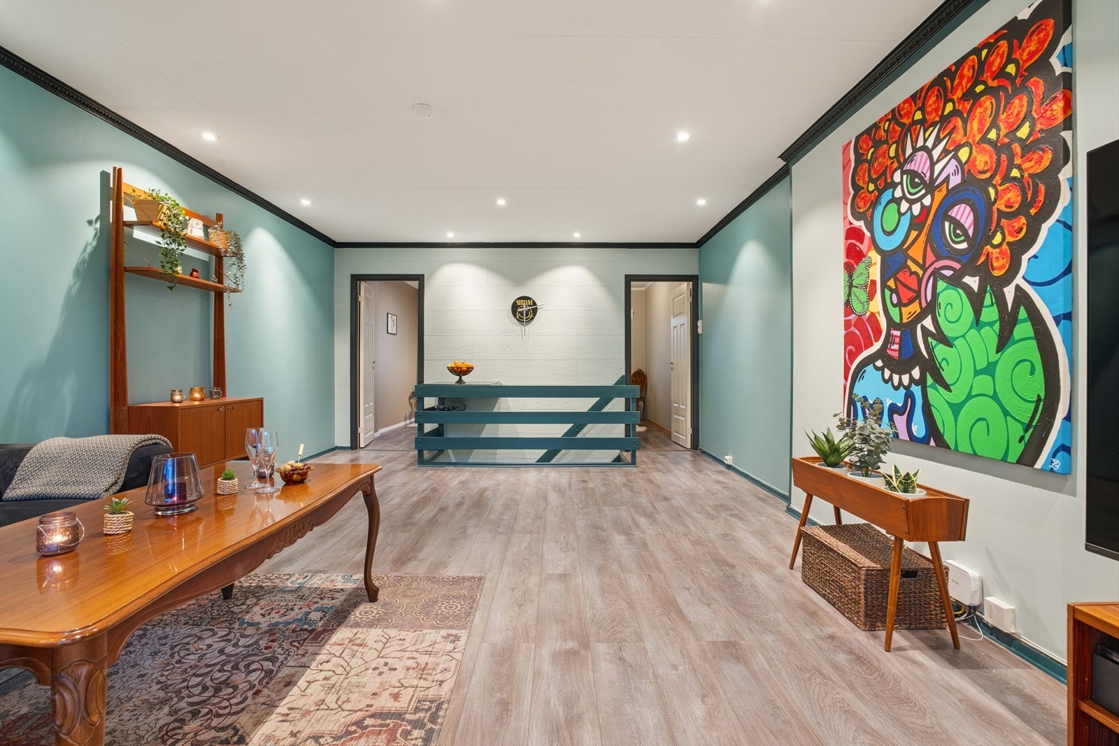 I stuen er det downlights i himling som gir jevn og god belysning. Galleribilde