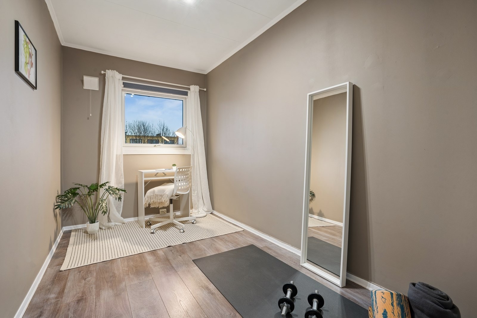 Det er god plass til enkeltseng i hvert soverom og evt. et arbeidsbord. Galleribilde