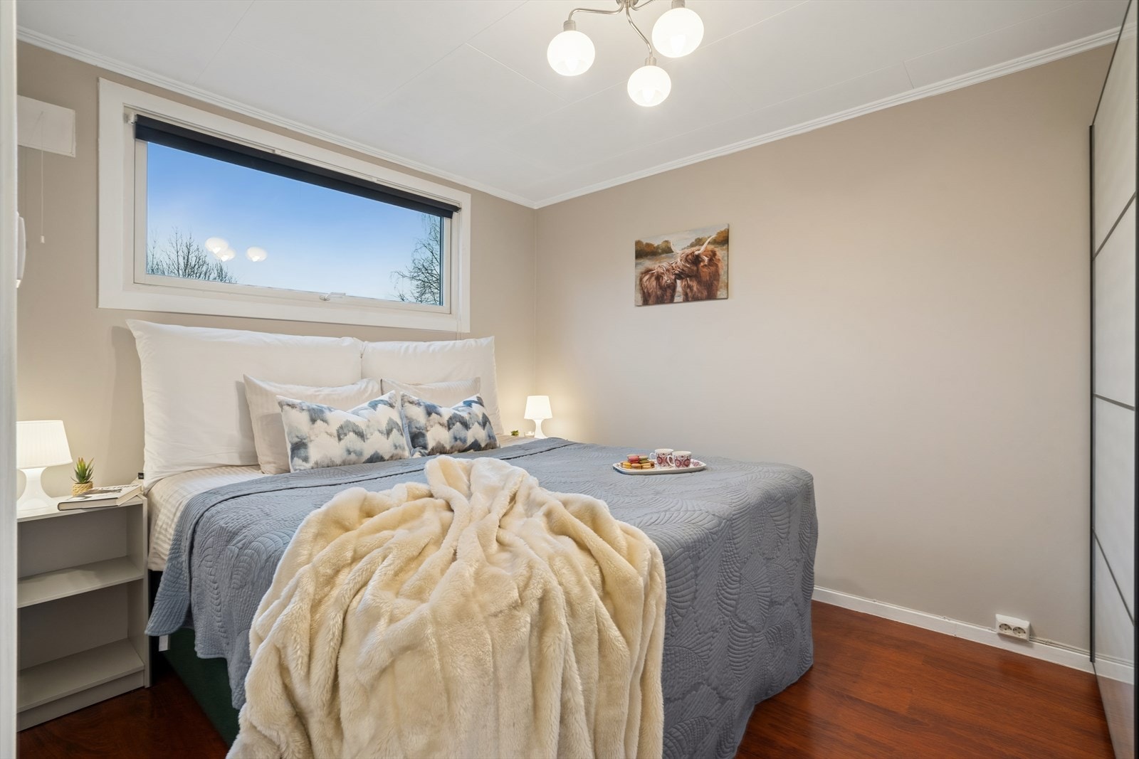 Hovedsoverommet ligger i boligens nedre plan, har adkomst fra gangen. Galleribilde