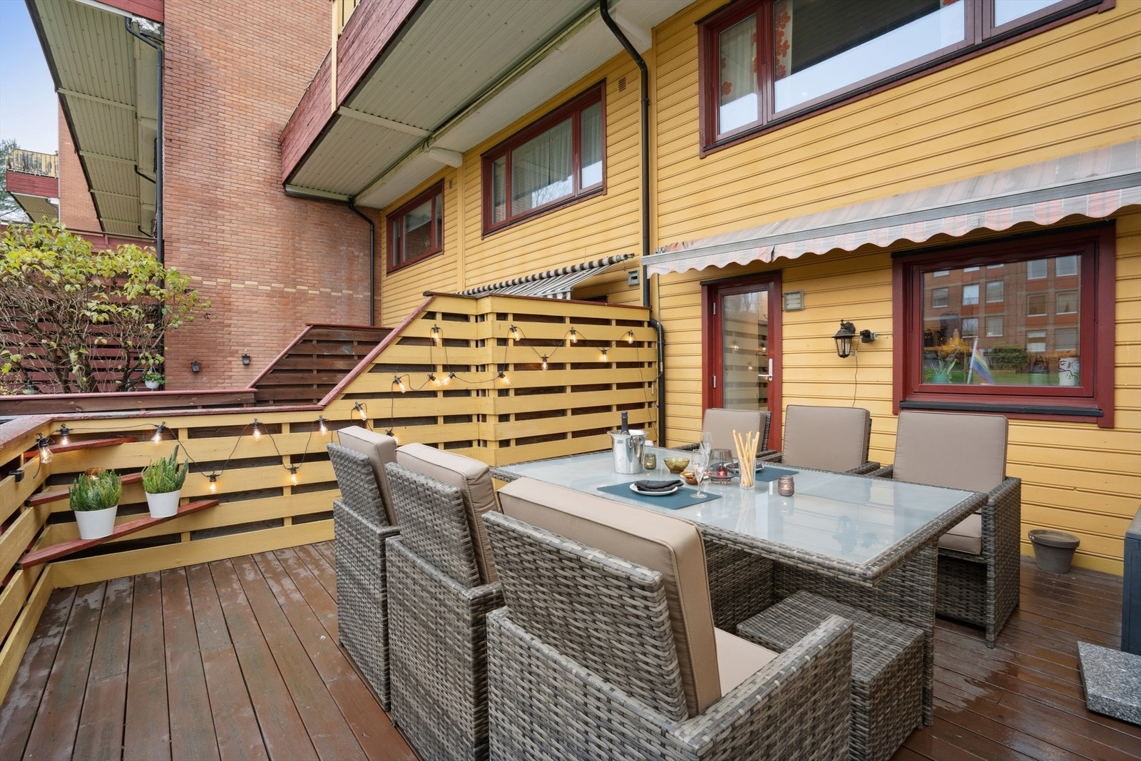 Fra kjøkkenet er det utgang til en nord-vestvendt terrasse på ca. 23 kvm. Et herlig uteområdet med god plass til utemøbler. Galleribilde