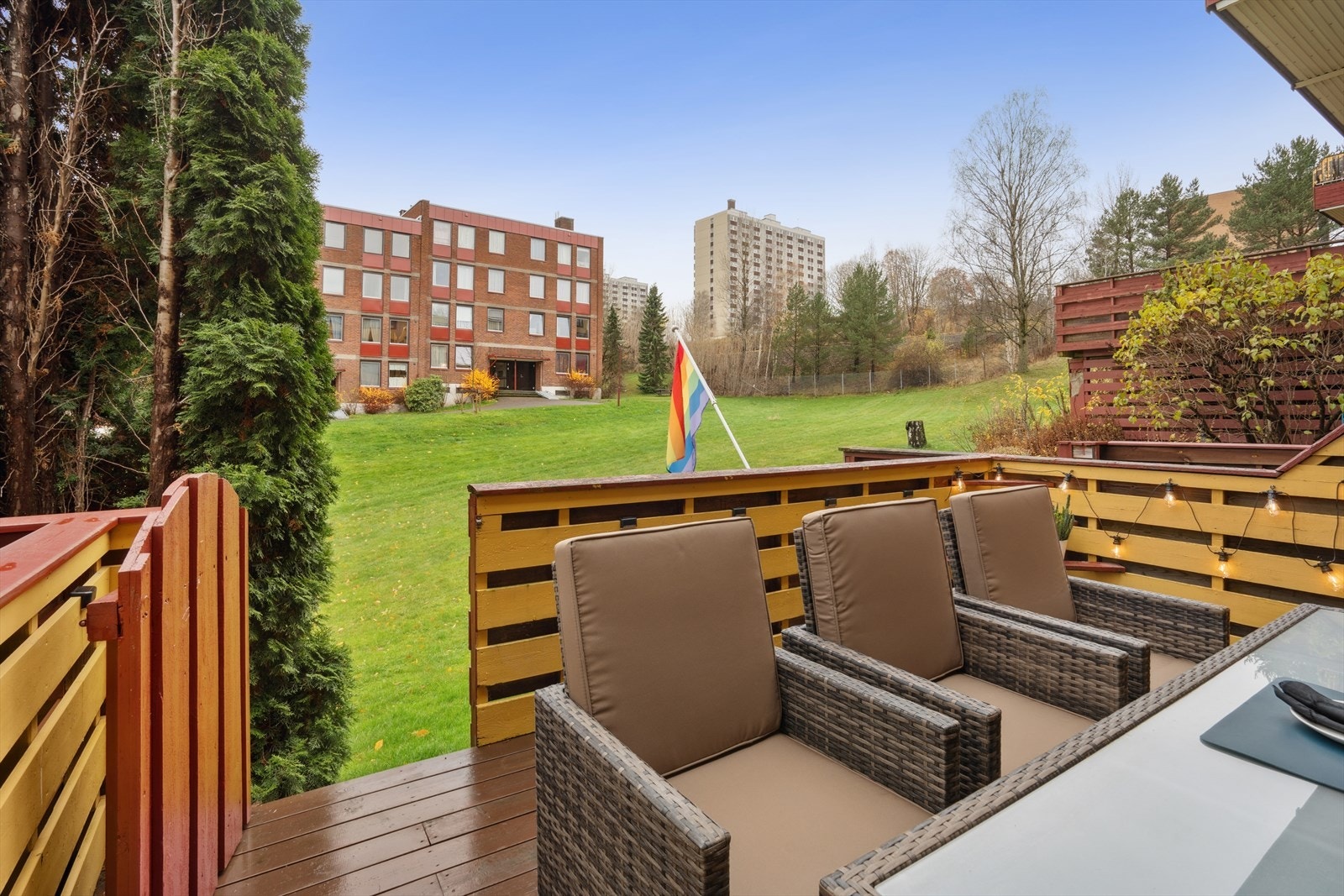 Leiligheten går over to plan og byr på en god planløsning med tre soverom, kjøkken fra 2017 og bad pusset opp i regi av borettslaget i 2020. Galleribilde