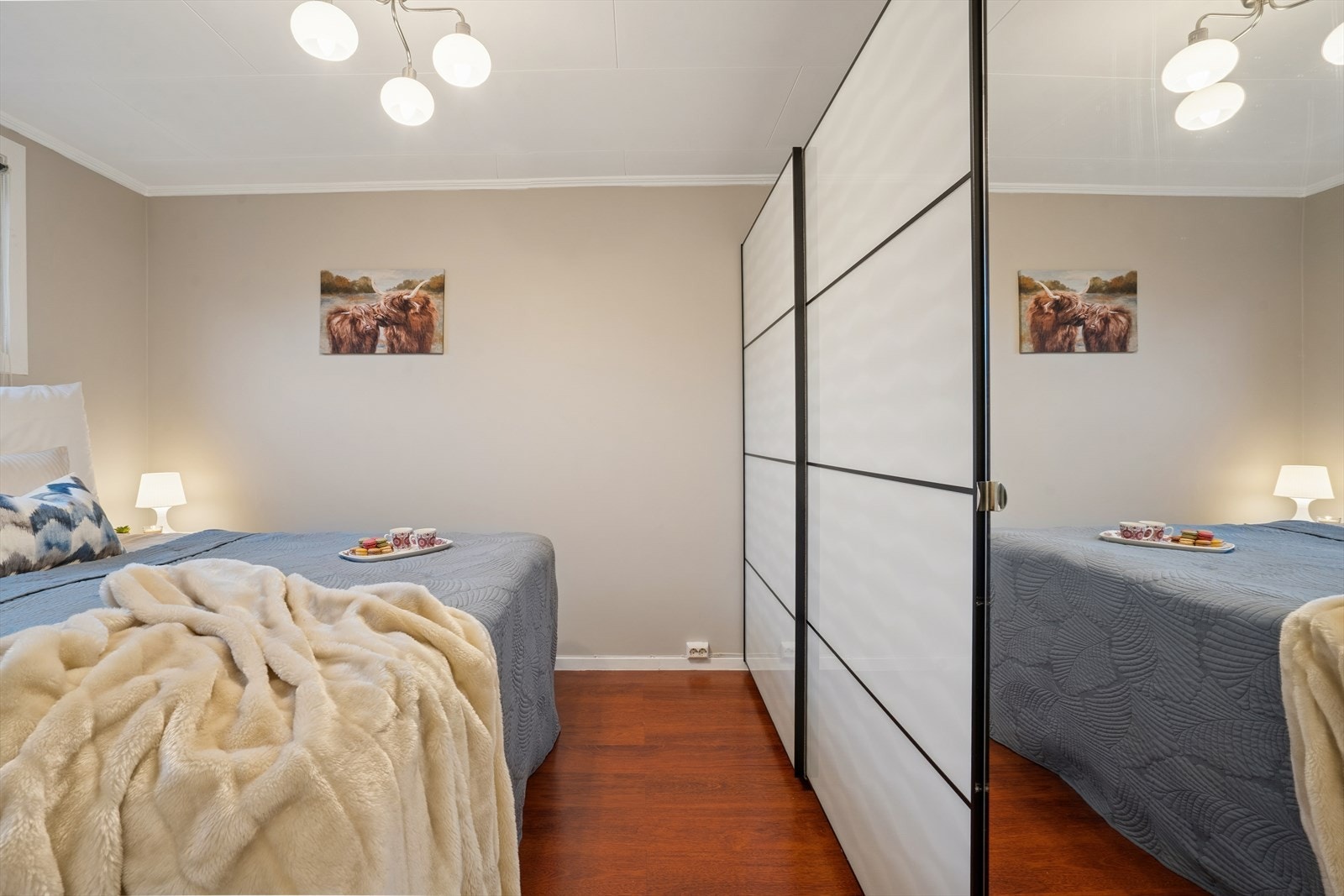 Hovedsoverommet er av god størrelse med plass til en dobbeltseng og tilhørende møblement. Rommet er nymalt i 2025. Galleribilde