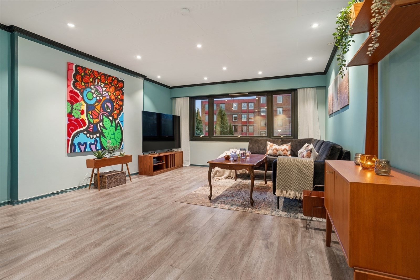 Stuen fremstår som lys og romslig, med en god planløsning som gir fleksible og svært gode møbleringsmuligheter. Galleribilde