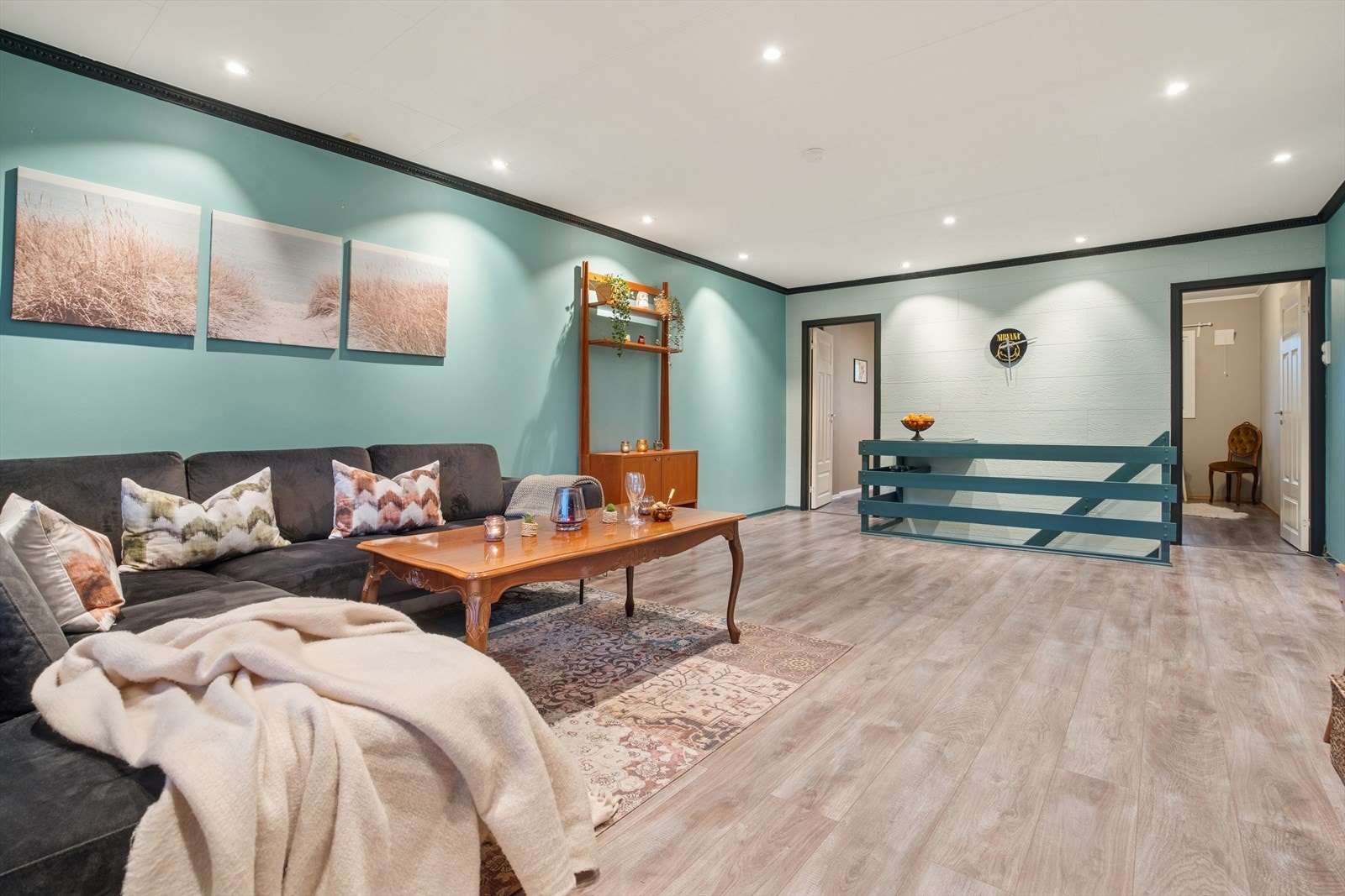 Stuen har god plass til en stor og hyggelig sofagruppe, TV-seksjon og øvrig ønsket møblement. Galleribilde