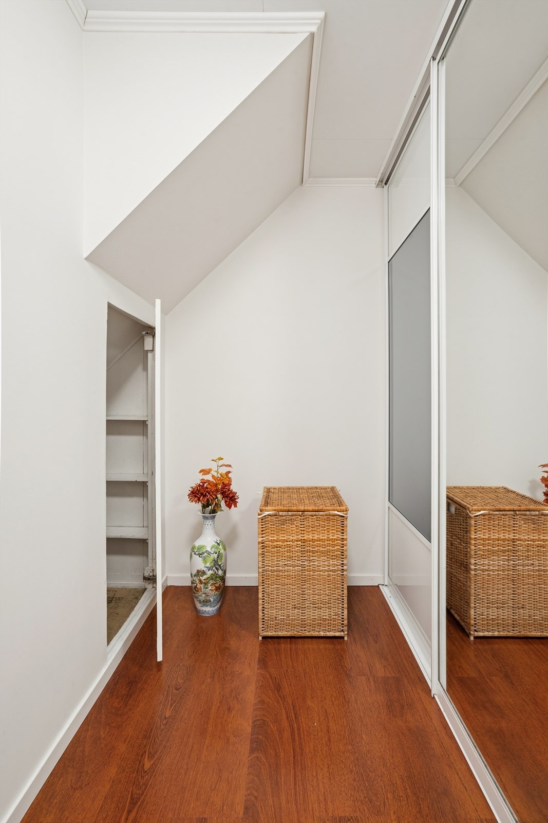 Smart oppbevaringsrom under trappen med skyvedørsgarderobe. Galleribilde