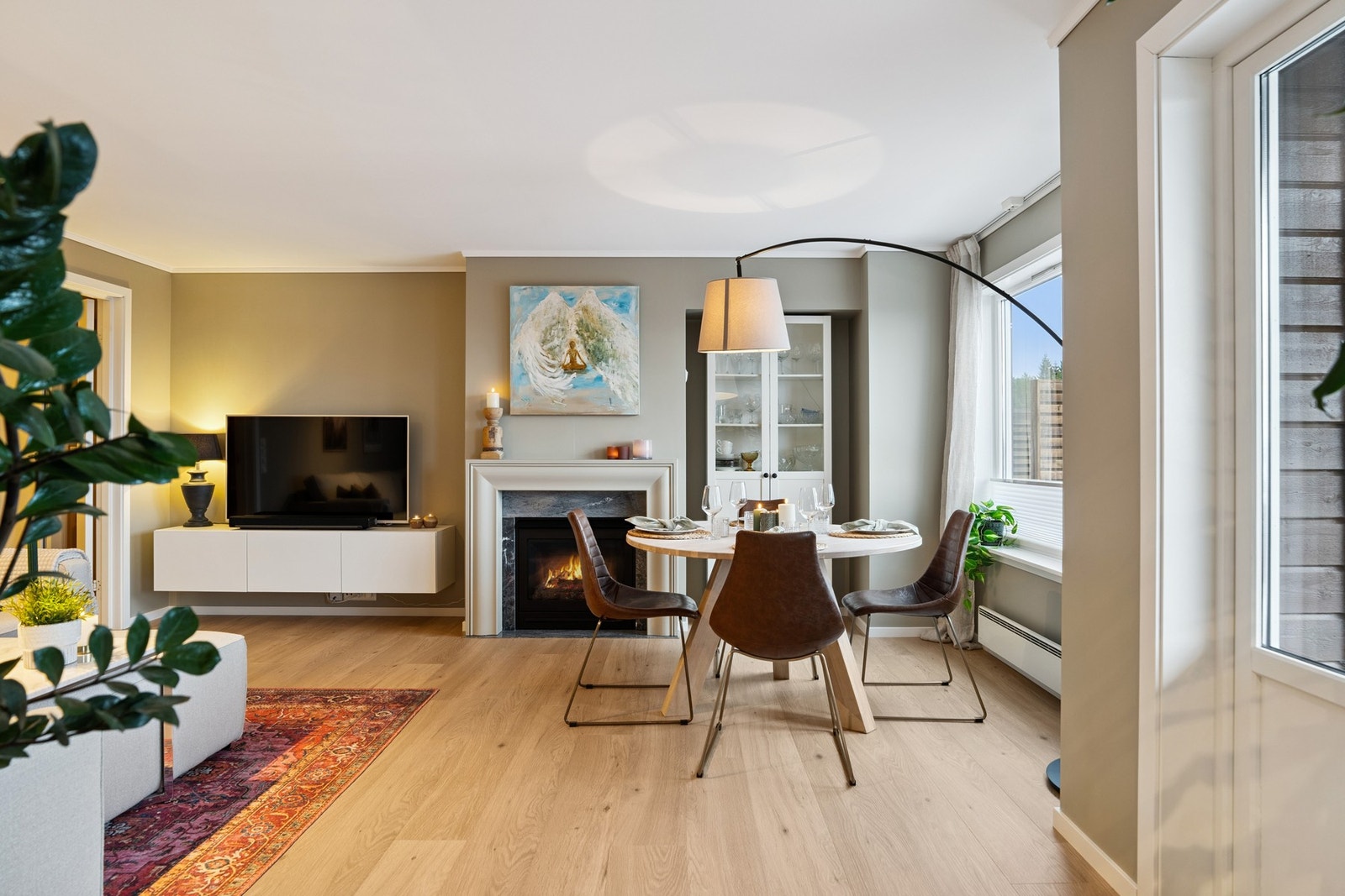 Stuen har en utforming som gjør den enkel å innrede med stor sofakrok, TV-møbler og spisegruppe. Galleribilde