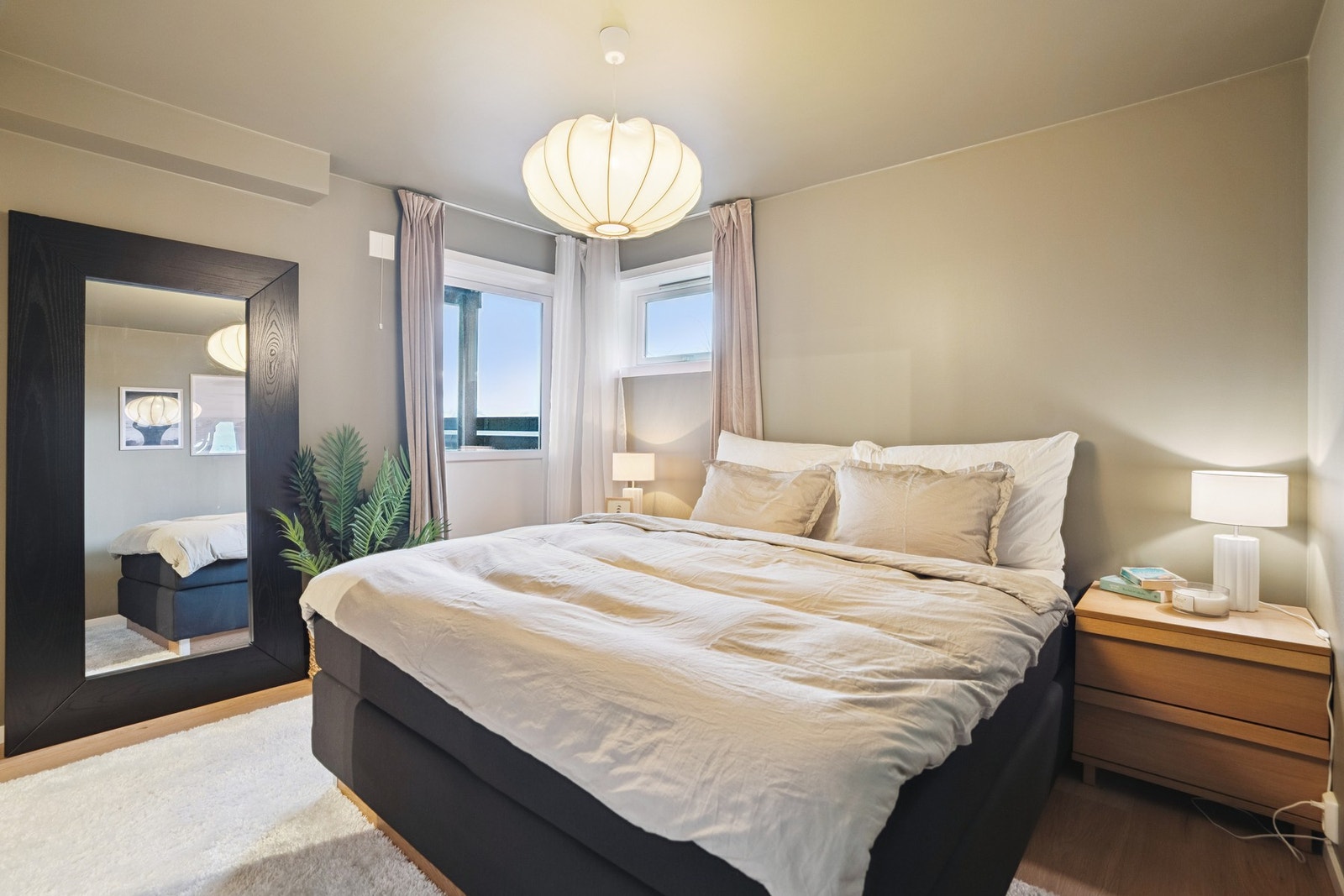 Det er adkomst direkte ut på verandaen fra hovedsoverommet. Galleribilde