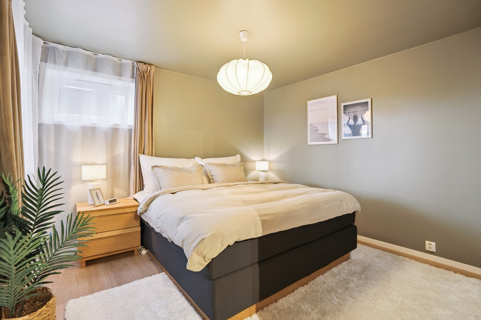 Lunt hovedsoverom med god plass til dobbelteng, nattbord og garderobeskap. Galleribilde