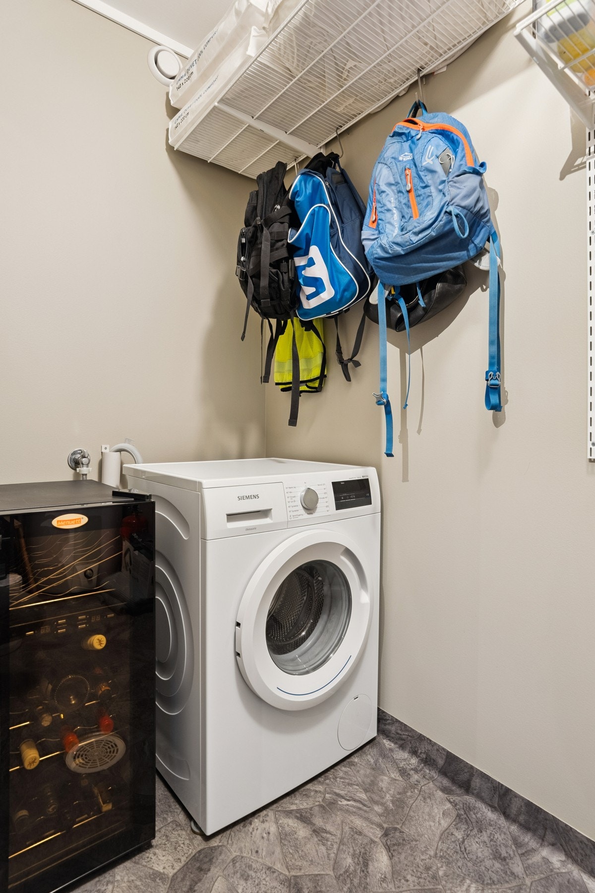 Rett innenfor entréen finner du en meget praktisk bod med lagringsplass og opplegg for vaskemaskin. Galleribilde