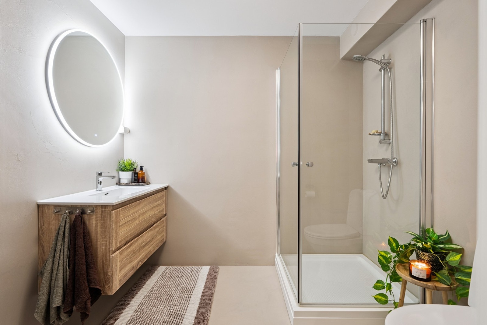 Delikat bad fra byggeår 2009 med mikrosement på gulv og vegger fra 2020. I 2020 ble det også satt inn nytt dusjkar. Galleribilde