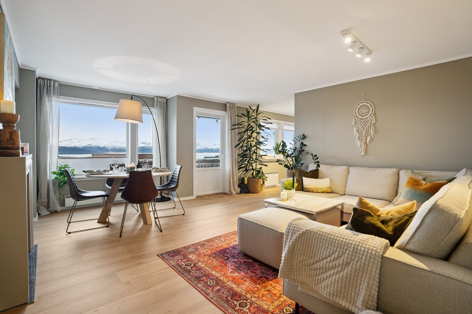 Det ble lagt nytt laminatgulv i alle rom (unntatt bod og bad) i 2025. Galleribilde