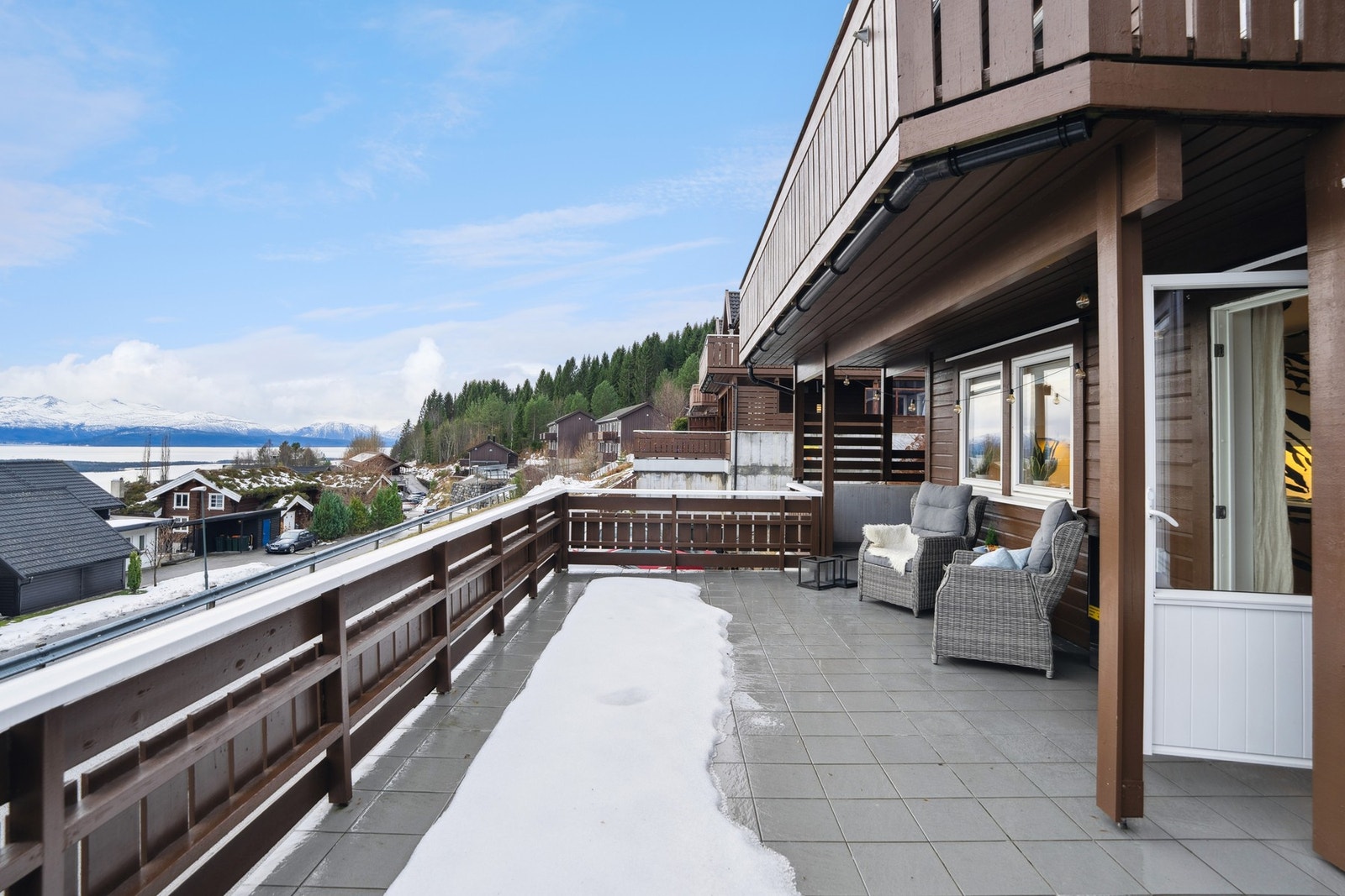 Stor syd- og vestvendt veranda med adkomst både fra stue og hovedsoverom. Galleribilde