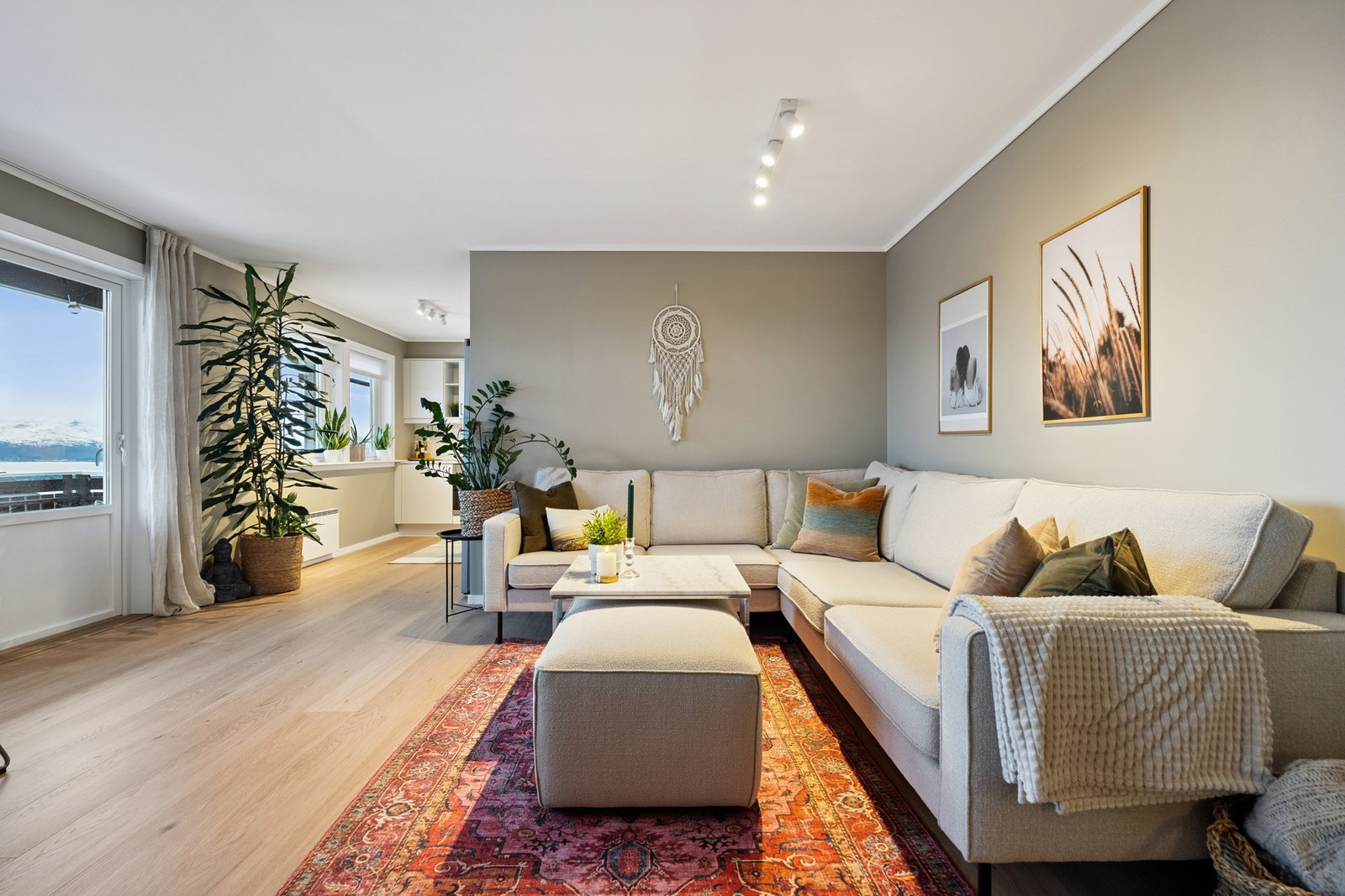 Den flotte utsikten kan nytes både fra stue og kjøkken. Galleribilde