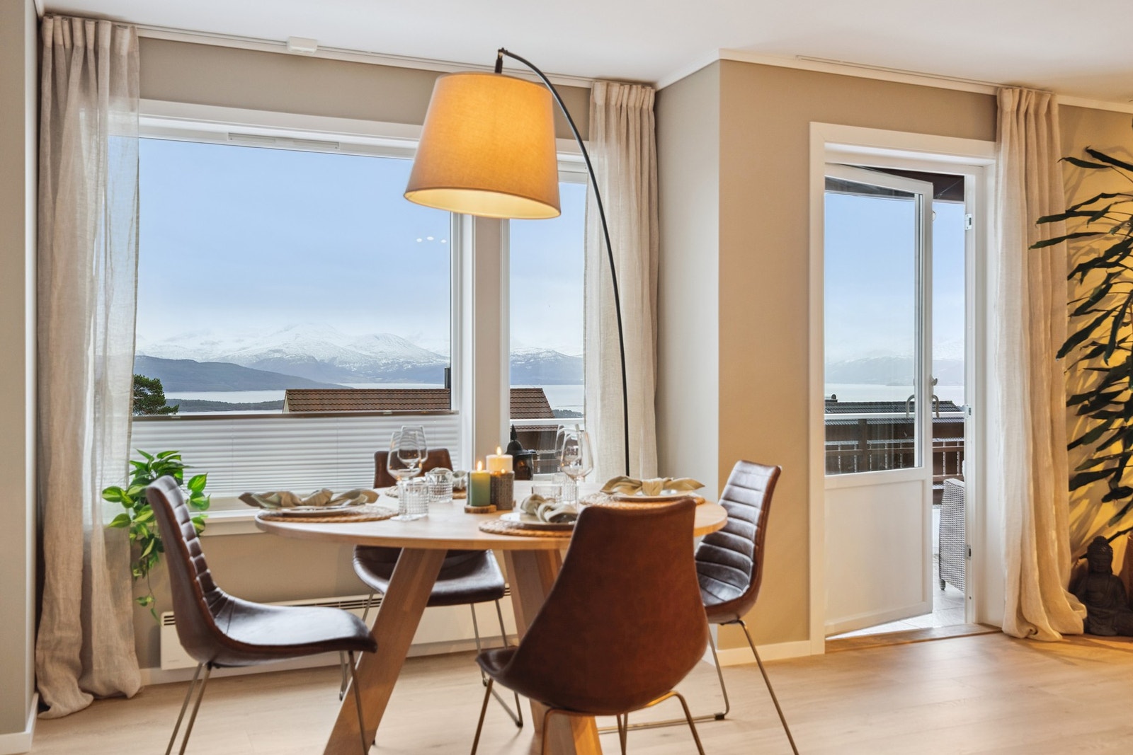 Velkommen til Arnes veg 47A - Presentert av Jeanette Stenersen i EiendomsMegler 1. Foto: EFKT, Jay Maturan. Galleribilde