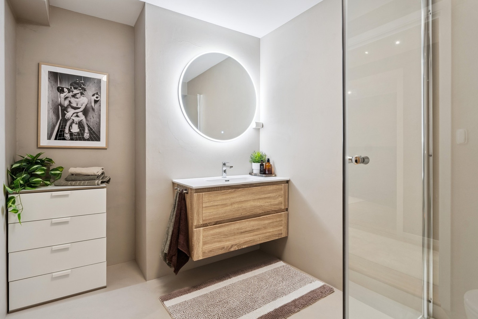 Det er varmekabler i baderomsgulvet med ny termostat fra 2024. Galleribilde