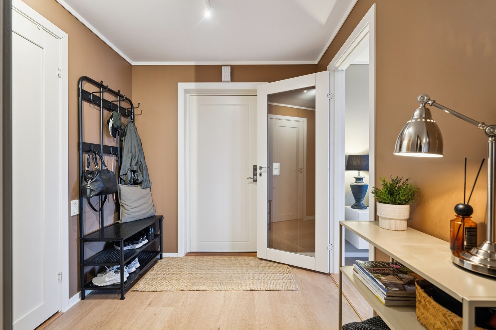 Velkommen inn! Her blir du møtt av en romslig entré med god plass til å henge fra seg yttertøy. Galleribilde
