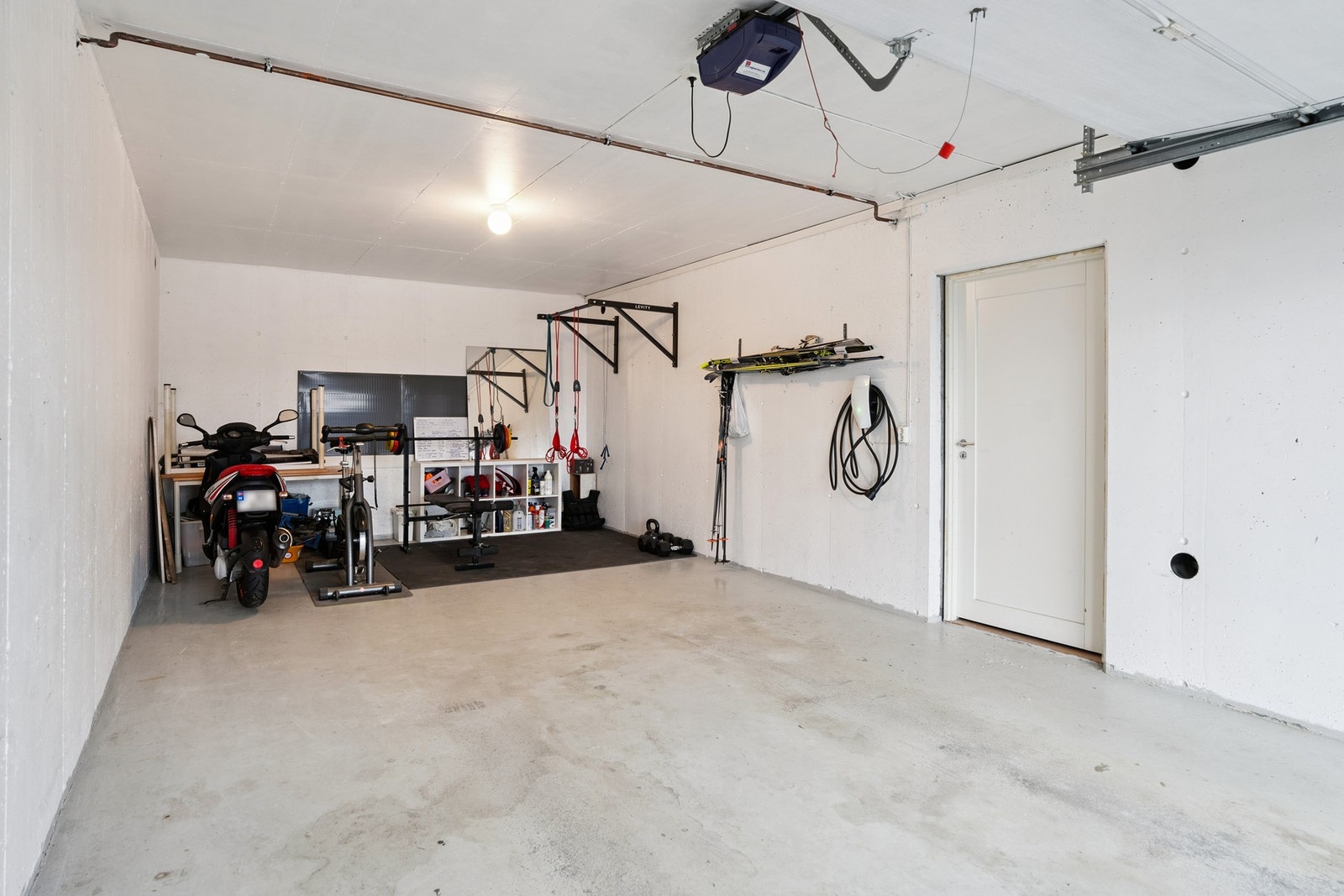 Garasje med direkte adkomst til praktisk bod. Samlet areal er ca. 46 m², og garasjen er såpass stor at du også får plass til for eksempel treningsutstyr. Galleribilde