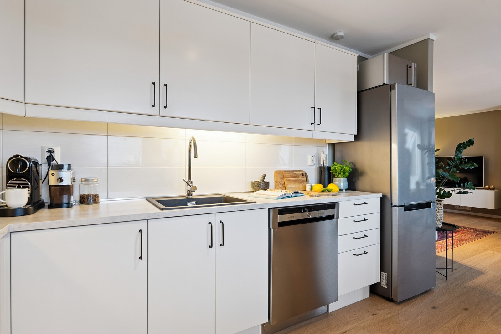 Kjøkkeninnredningen har glatte fronter og benkeplate i laminat, og er utstyrt med integrert stekeovn, platetopp og oppvaskmaskin mens kjøl- og fryseskap er frittstående. Galleribilde