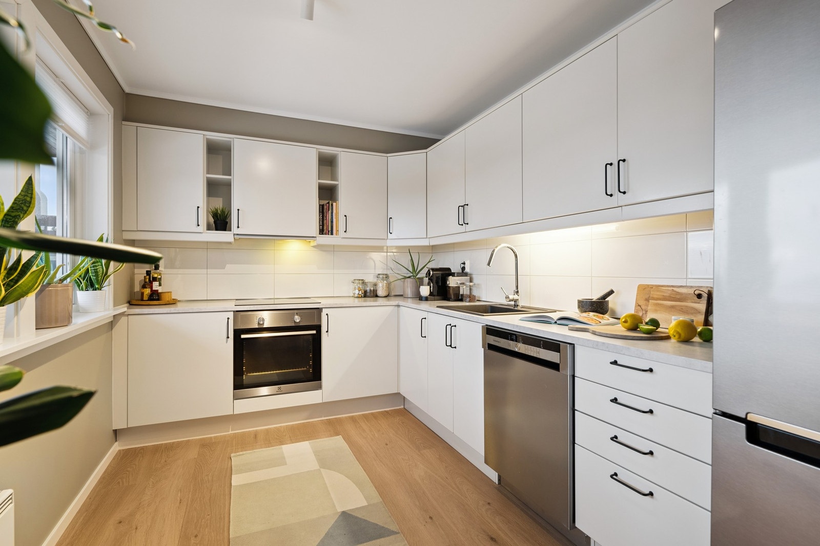 Kjøkkenet er i åpen løsning mot stuen, men er fint tilbaketrukket fra oppholdsrommet som gir en meget god romfølelse. Galleribilde