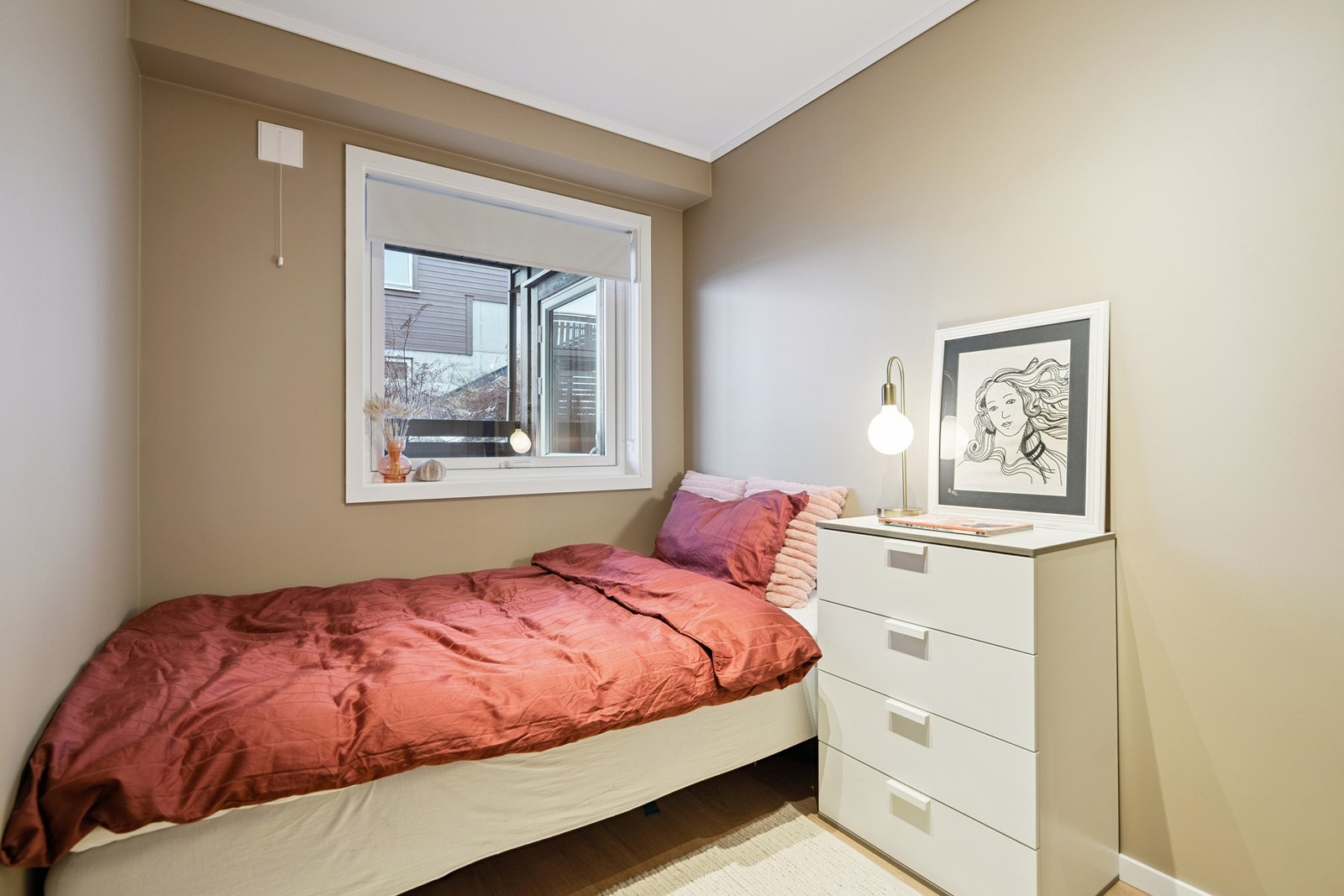 Soverom fungerer ypperlig som barnerom, gjesterom eller kontor. Soverom 2 har også garderobeskap. Galleribilde