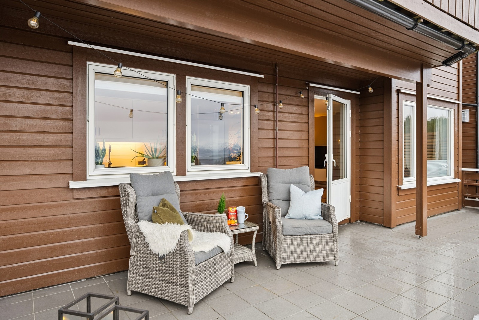 Fra stuen er det utgang til den store verandaen på 44 m² som lar deg nyte fine sommerdager med gode solforhold og flott utsikt. Galleribilde