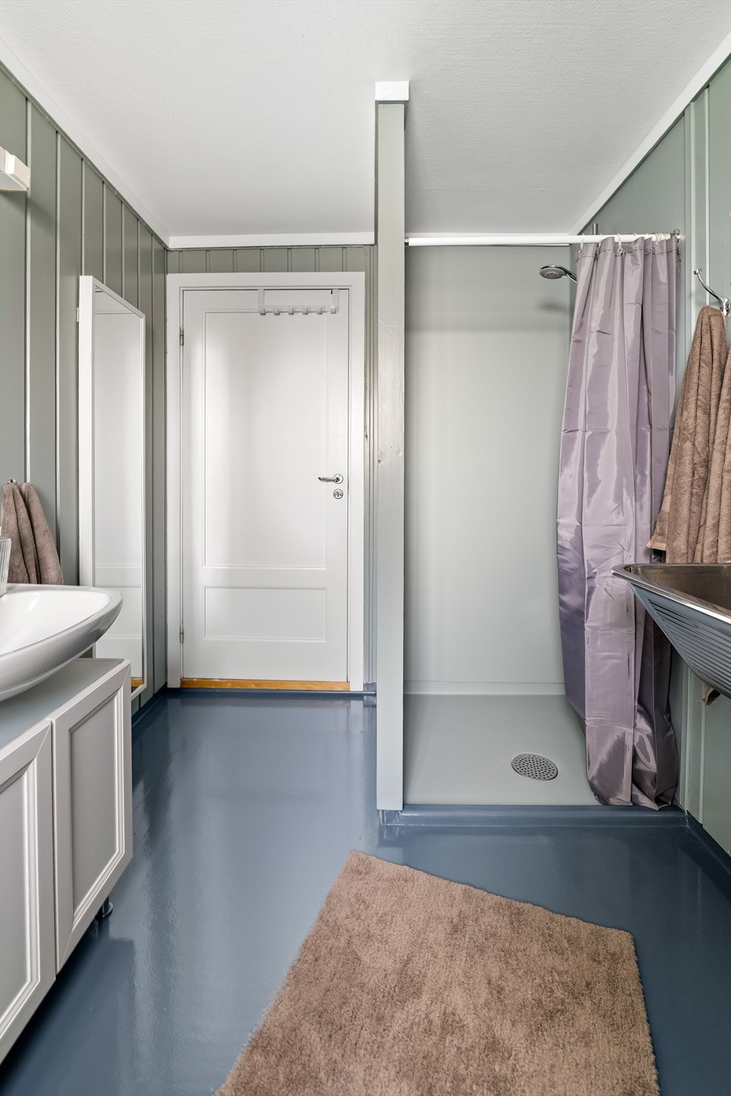 Dusjnisje med forheng. Galleribilde