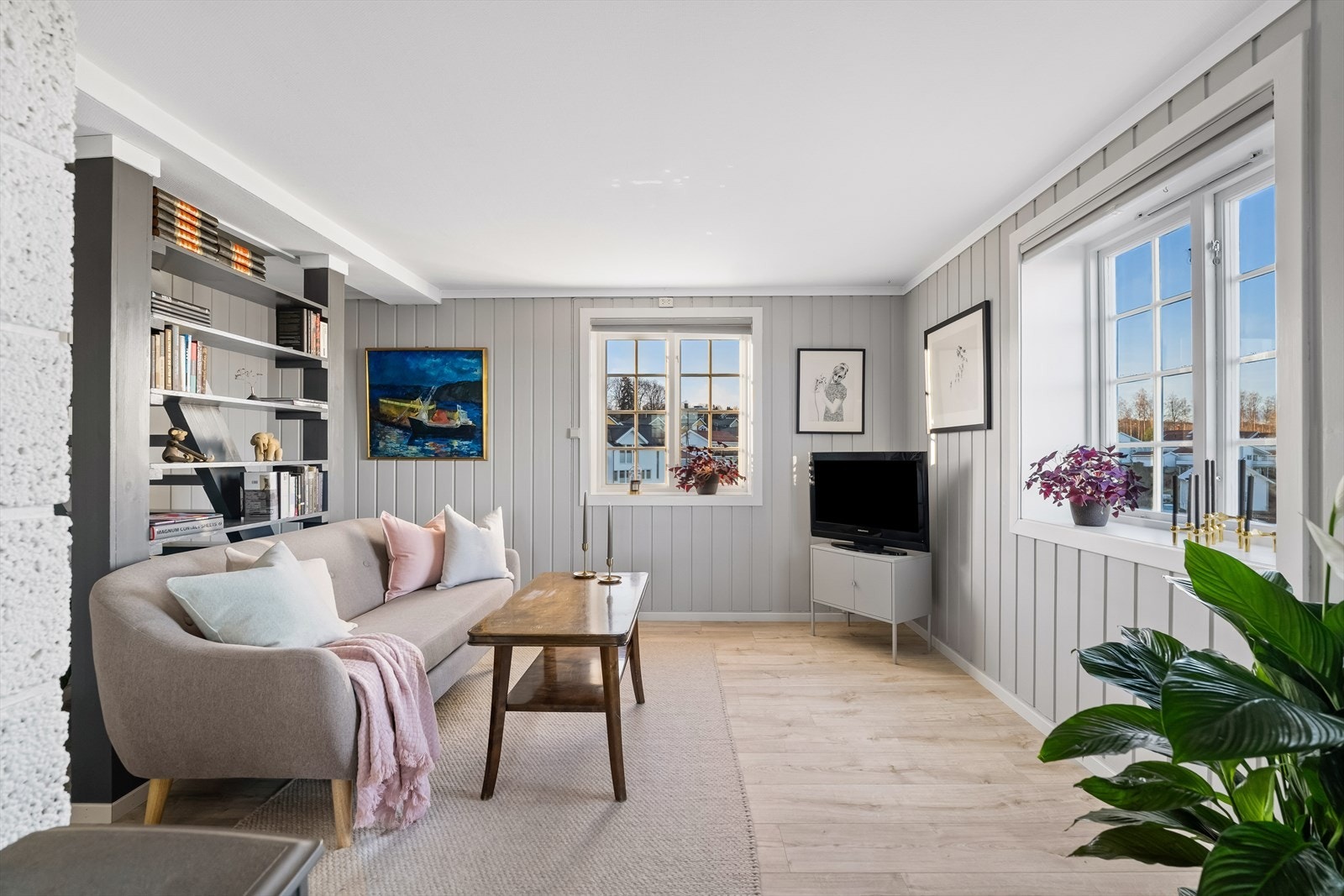 Leiligheten er over to plan, 2.etasje og loft. Koselig stuedel med rikelig med dagslysinnslipp fra tre himmelretninger. Galleribilde