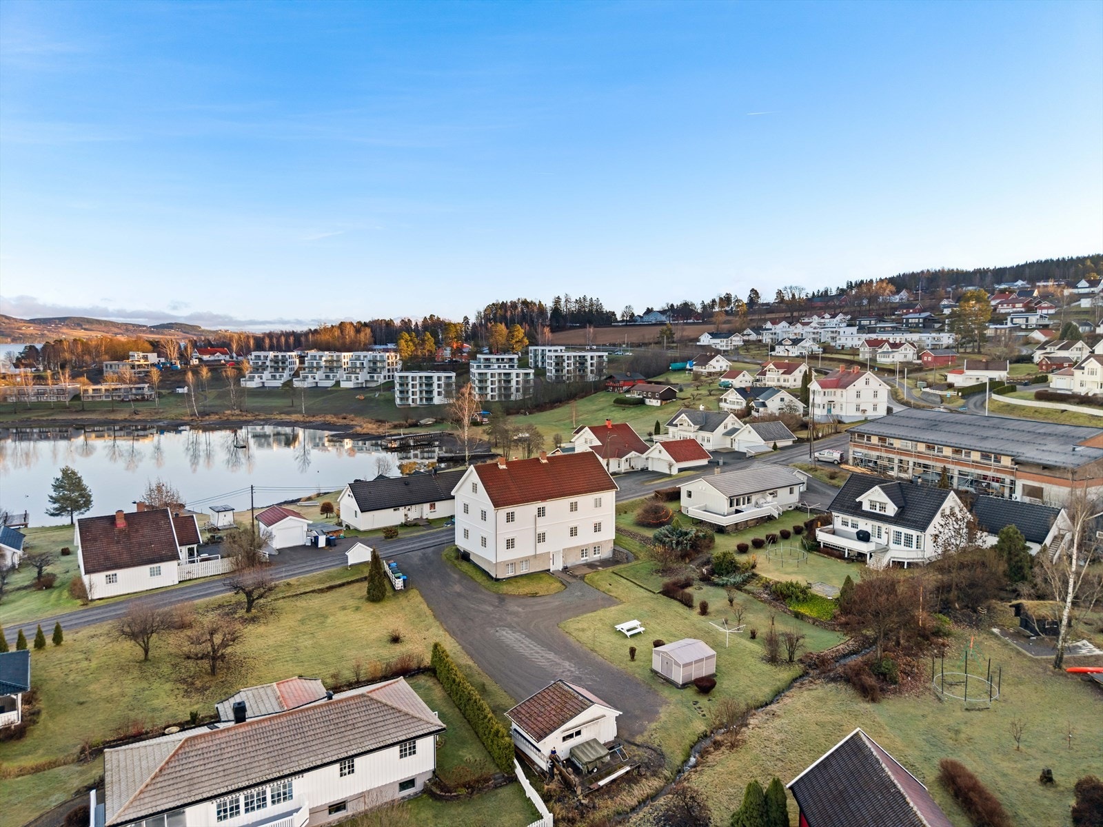 Ditt nye nabolag med svært kort vei til Mjøsa, legesenter, butikk, skole og barnehage. Galleribilde