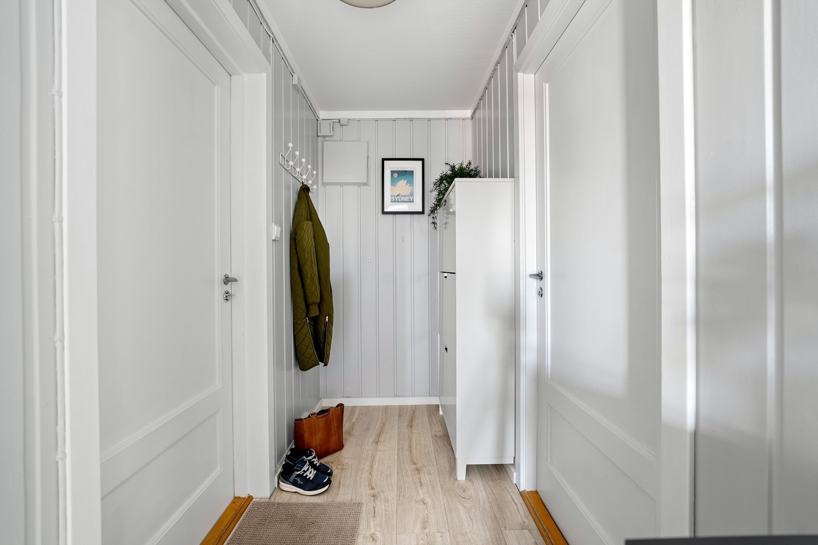 Lys entré med god plass til avhenging av yttertøy. Galleribilde