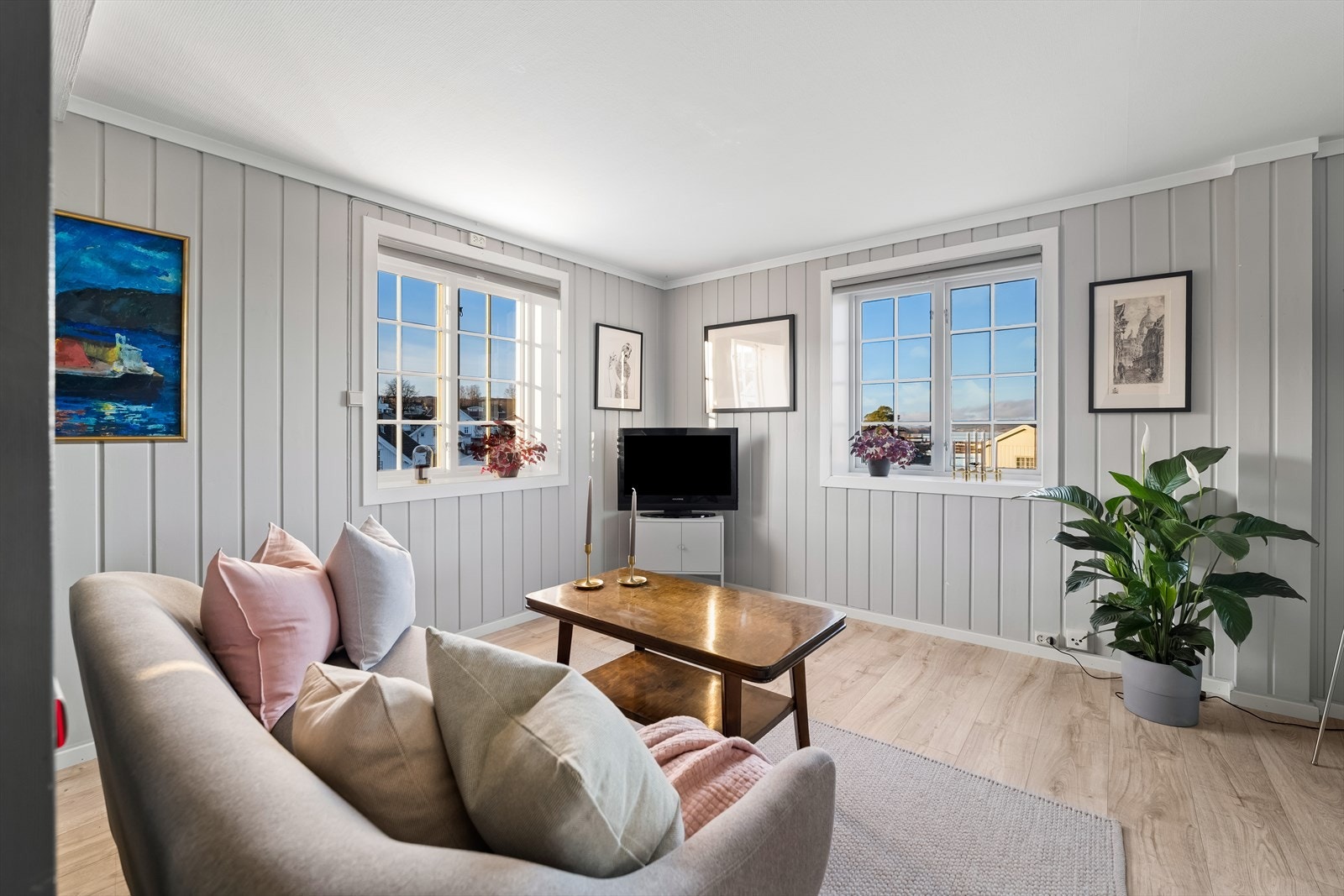 Koselig stuedel med flott utsikt mot Mjøsa. Gode lysforhold! Galleribilde