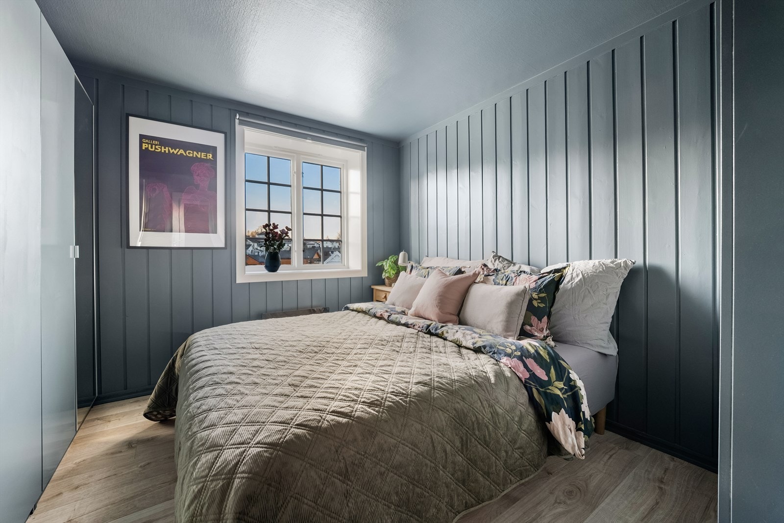 Stort og generøst hovedsoverom på hovedplan. Galleribilde