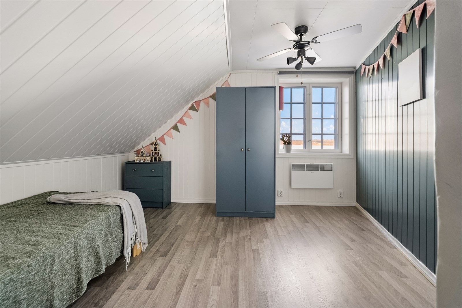 Soverommet har garderobeskap og plass til ytterliggere møblement for oppbevaring eller annet. Oppvarming med panelovn. Galleribilde