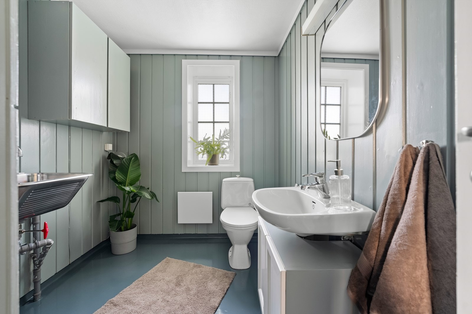 Det er utslagsvask og opplegg for vaskemaskin. Galleribilde