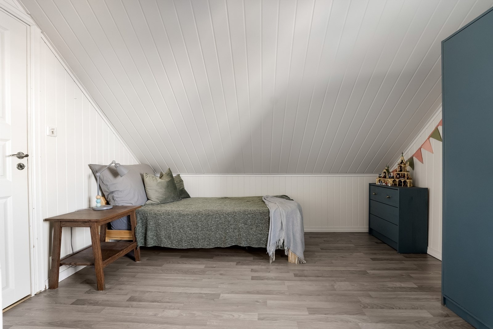 I loftsetasjen er det er romslig soverom med gode møbleringsmuligheter. Galleribilde