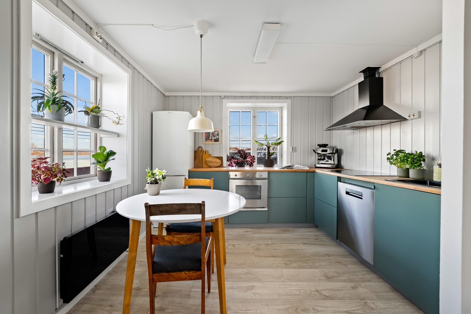 Fargerikt og innbydende kjøkken med innredning/skrog fra 2025. Galleribilde