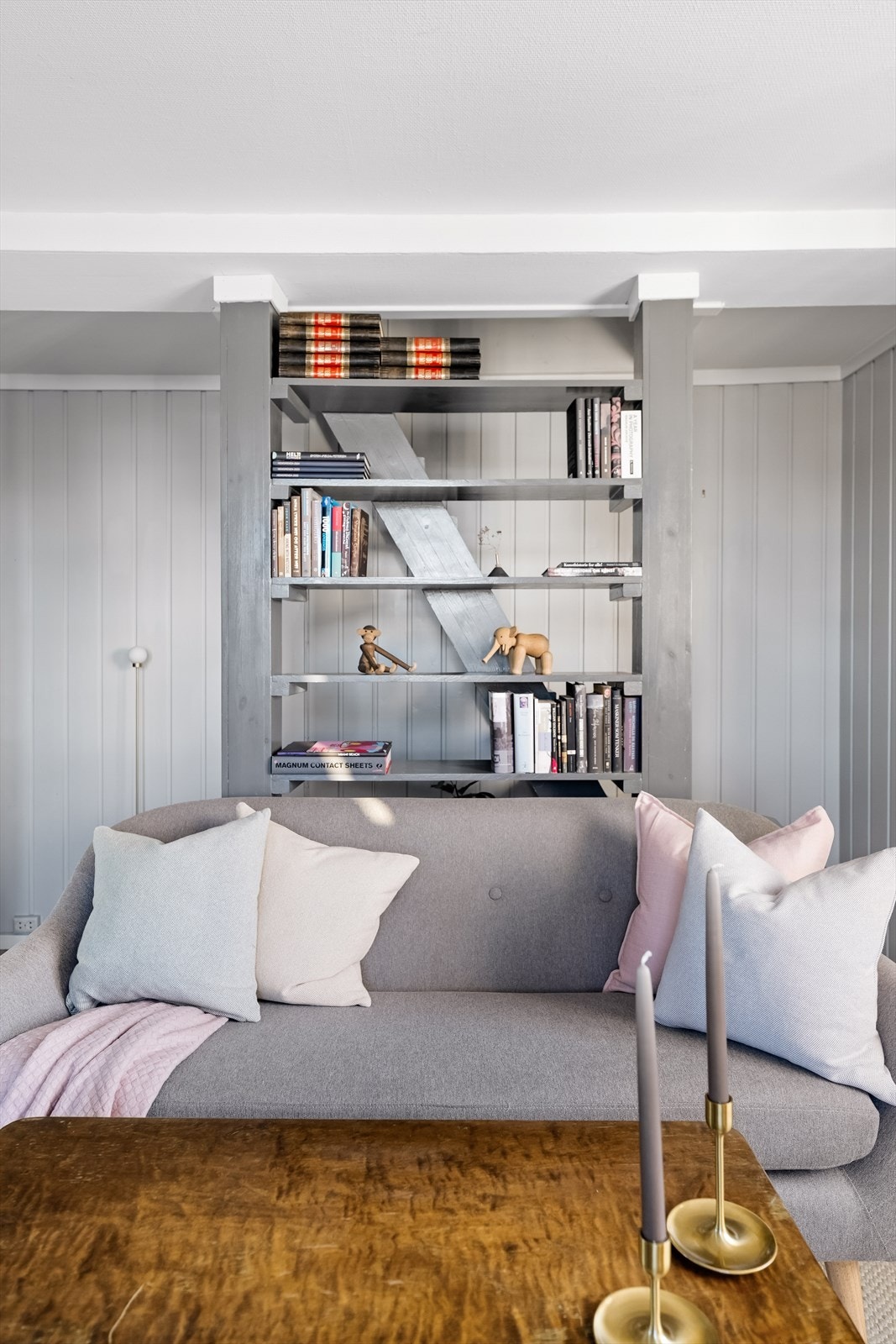 Plassbygget bokhylle og trapp til loftsetasjen. Galleribilde