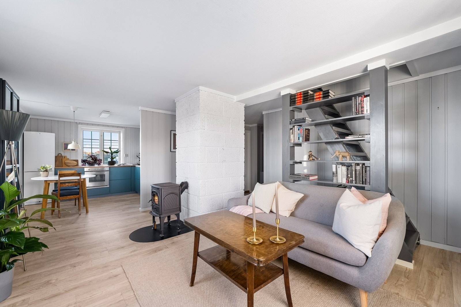 Mellom stue og kjøkken er det åpent og med en koselig peisovn for varme og hygge i senter. Galleribilde