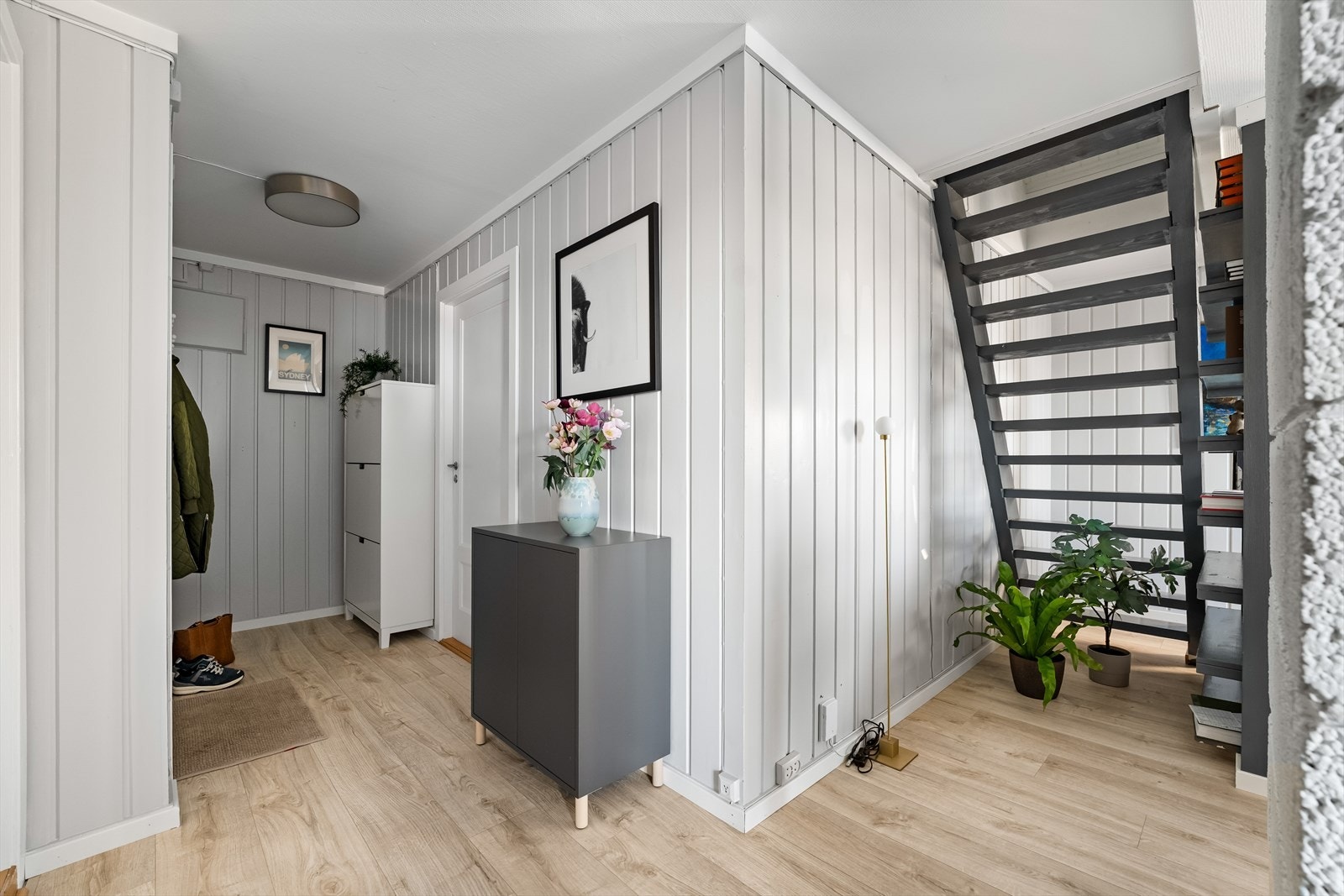 Gang med åpent ut til stue. Trapp opp til loftsetasjen. Galleribilde