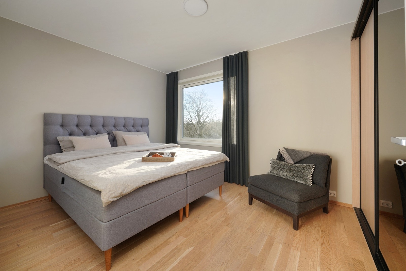 Soverom med speilsatt skyvedørsgarderobe Galleribilde