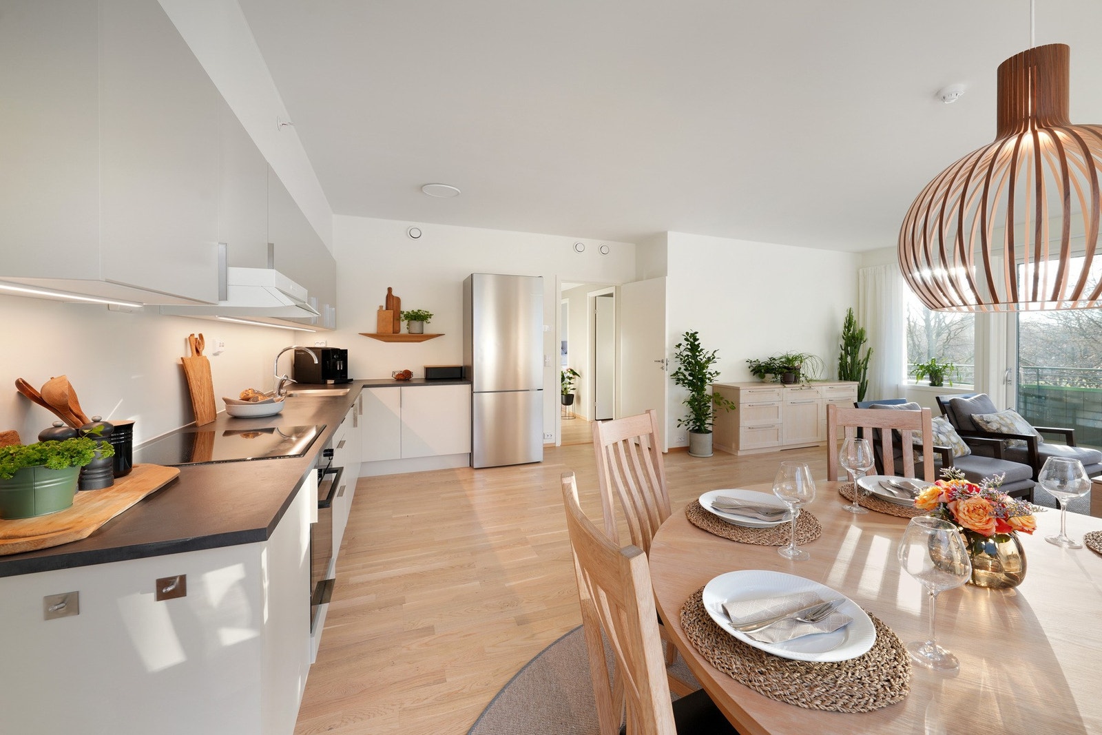 Delikat kjøkken med god skap- og benkeplass Galleribilde