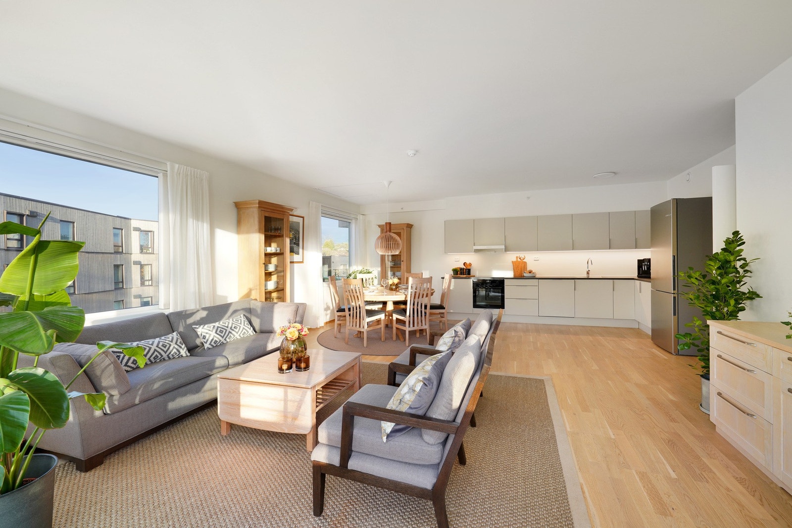 Fin stue med god plass til både salong og spisestue Galleribilde