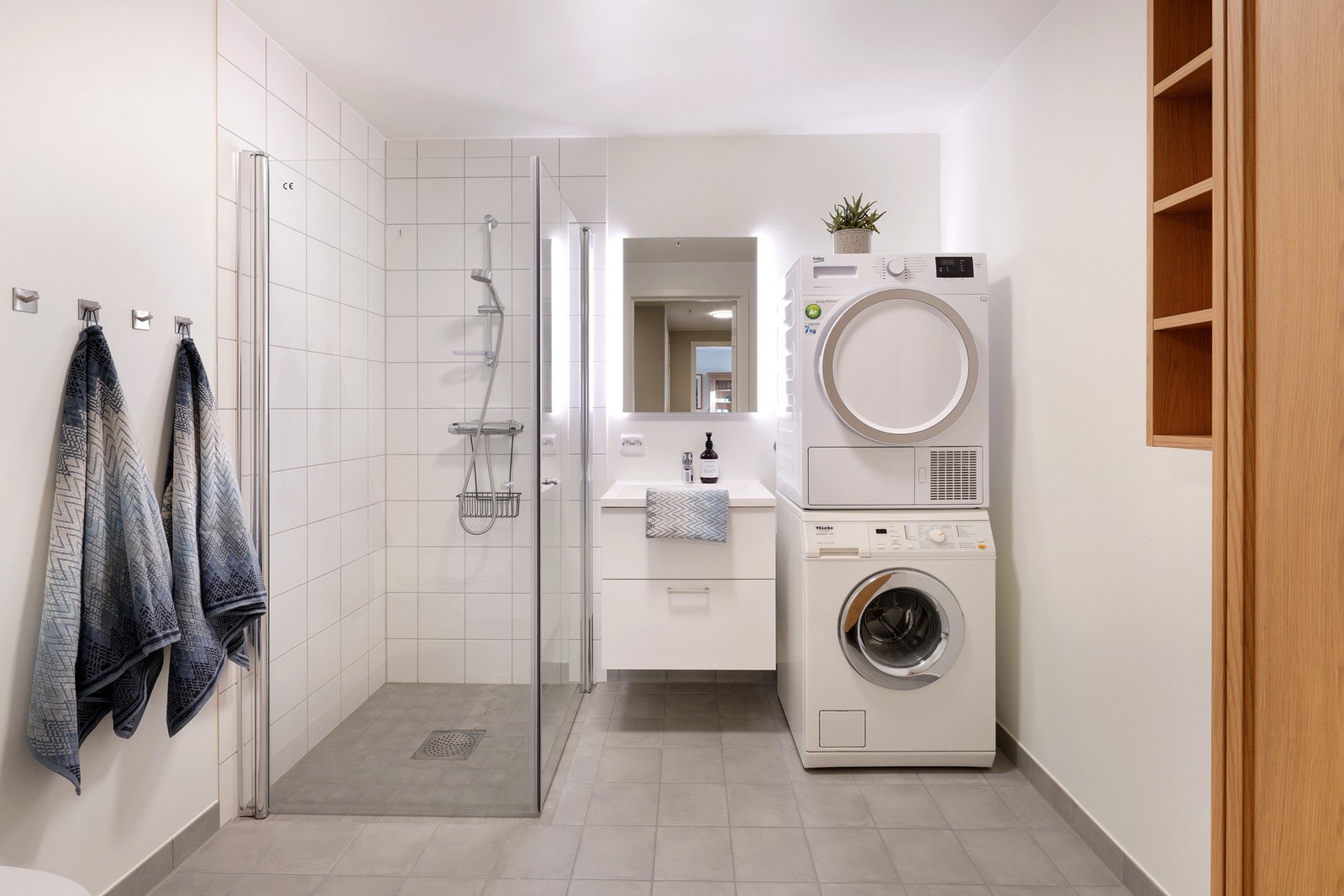 Pent bad med vannbåren gulvvarme Galleribilde