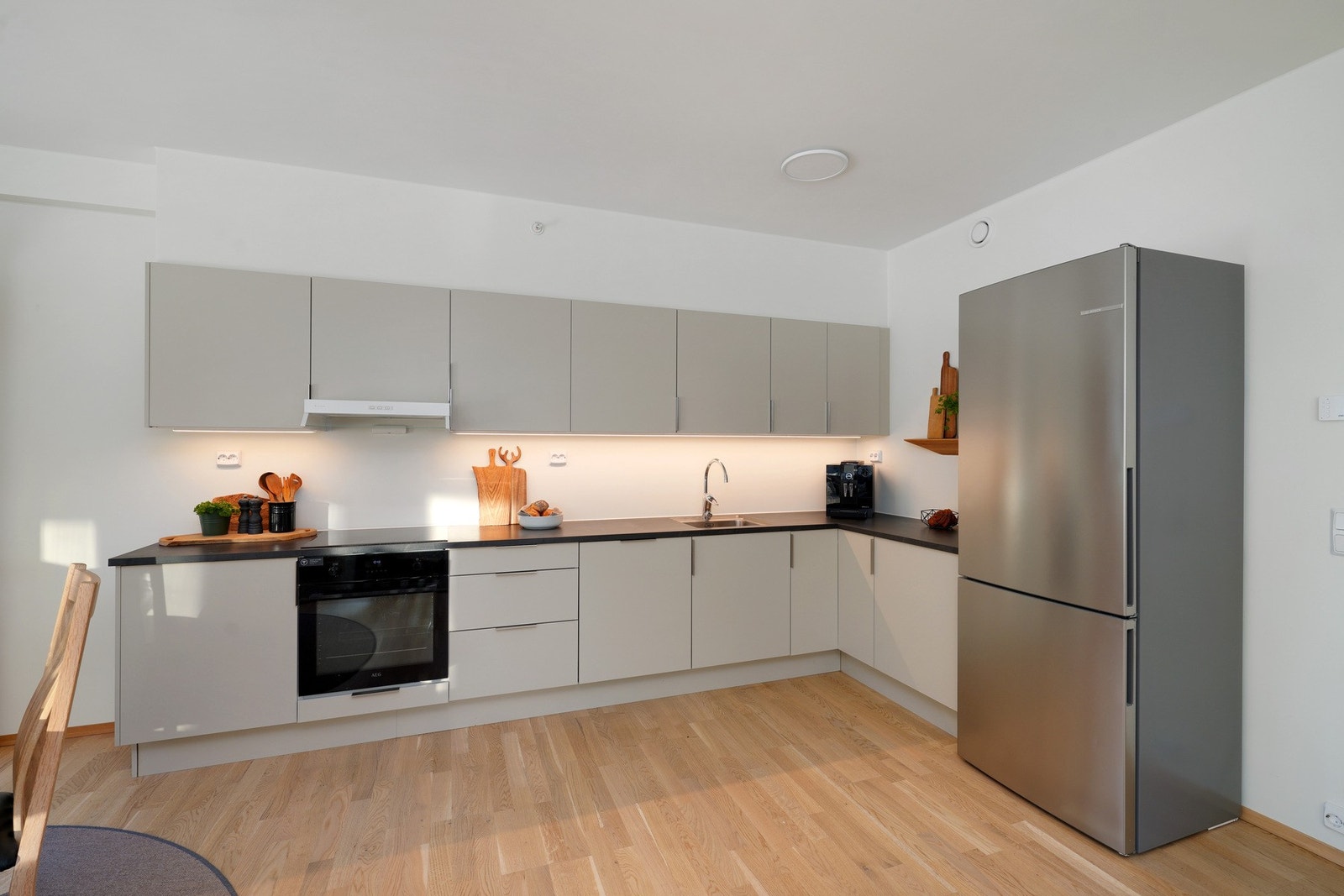 Integrert komfyr og oppvaskmaskin som medfølger Galleribilde